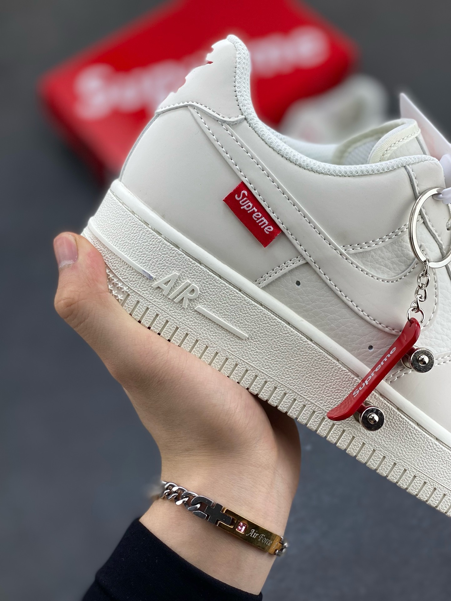 图片[6]-福利特价 NIke Air Force 1 \’07 Low “Supreme滑板系列–米白” 空军一号 低帮 运动鞋 休闲鞋 折边针车 工艺难度大 原楦头原纸板 原装鞋盒 定制五金配件 内置全掌气垫 原厂鞋底 美国街头滑板鞋潮牌，红底白色的独特LOGO使Supreme引领潮流，鞋底中部加入了脚感柔软舒适ZoomAir气垫(附带Supreme专属定制1：25铝合金红色滑板车一枚) 货号：HD1968-007 尺码：36 36.5 37.5 38 38.5 39 40 40.5 41 42 42.5 43 44 44.5 45-选品中心
