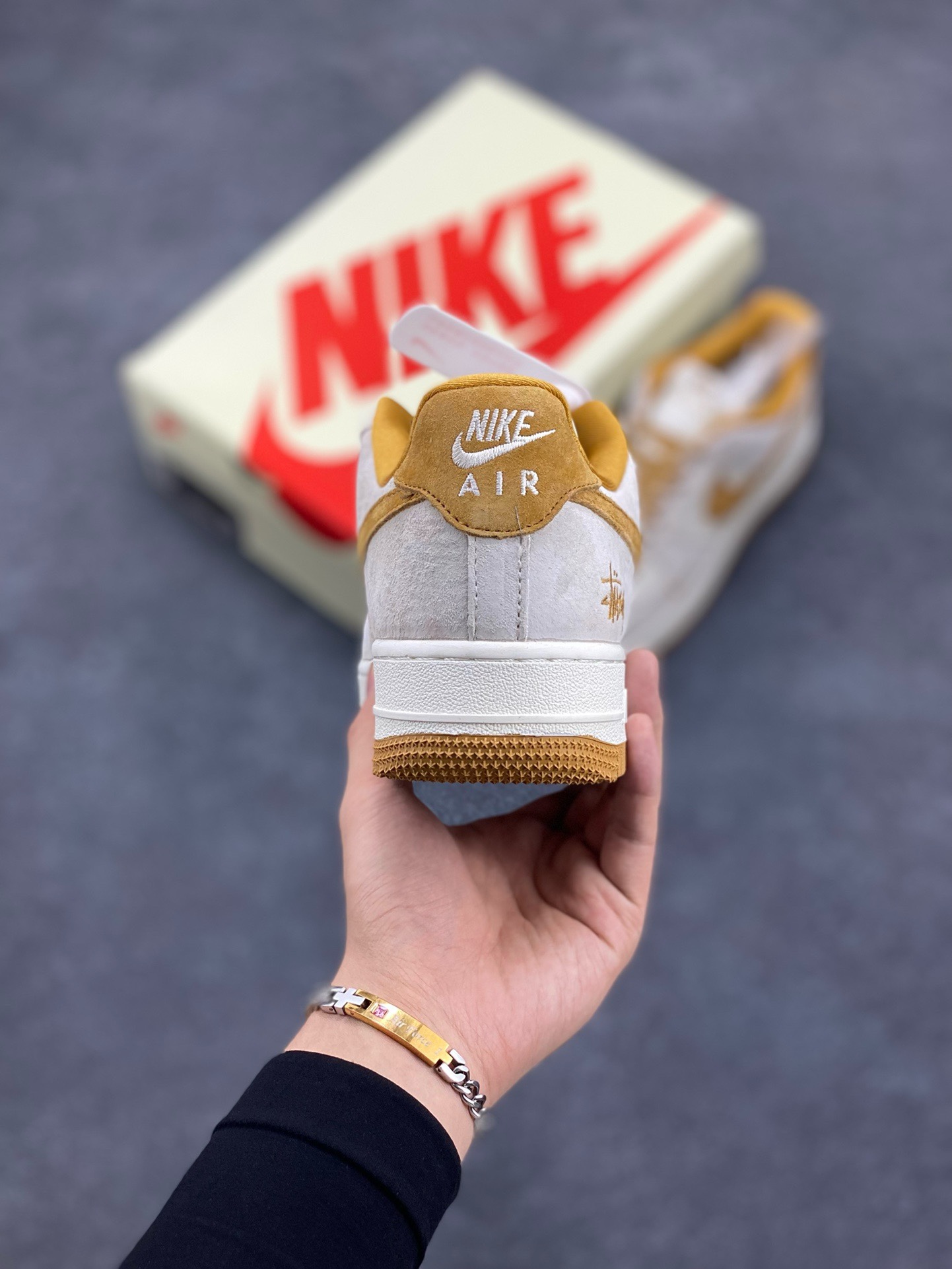 图片[4]-福利特价 NIke Air Force 1 \’07 Low “斯图西联名–麦黄猪八”空军一号 低帮 运动鞋 休闲鞋 折边针车 工艺难度大 原楦头原纸板 原装鞋盒 定制五金配件 内置全掌气垫 原厂鞋底 货号：HD1968-020 尺码：36 36.5 37.5 38 38.5 39 40 40.5 41 42 42.5 43 44 44.5 45-选品中心