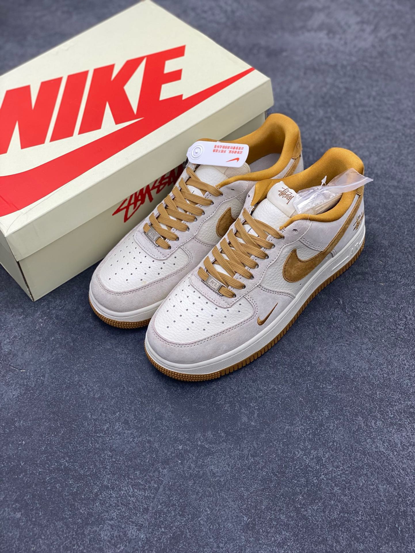 图片[8]-福利特价 NIke Air Force 1 \’07 Low “斯图西联名–麦黄猪八”空军一号 低帮 运动鞋 休闲鞋 折边针车 工艺难度大 原楦头原纸板 原装鞋盒 定制五金配件 内置全掌气垫 原厂鞋底 货号：HD1968-020 尺码：36 36.5 37.5 38 38.5 39 40 40.5 41 42 42.5 43 44 44.5 45-选品中心