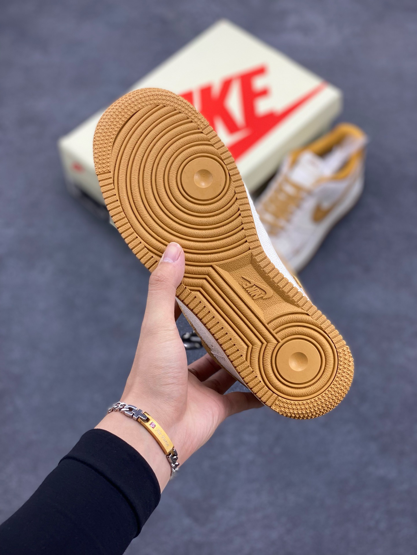图片[5]-福利特价 NIke Air Force 1 \’07 Low “斯图西联名–麦黄猪八”空军一号 低帮 运动鞋 休闲鞋 折边针车 工艺难度大 原楦头原纸板 原装鞋盒 定制五金配件 内置全掌气垫 原厂鞋底 货号：HD1968-020 尺码：36 36.5 37.5 38 38.5 39 40 40.5 41 42 42.5 43 44 44.5 45-选品中心