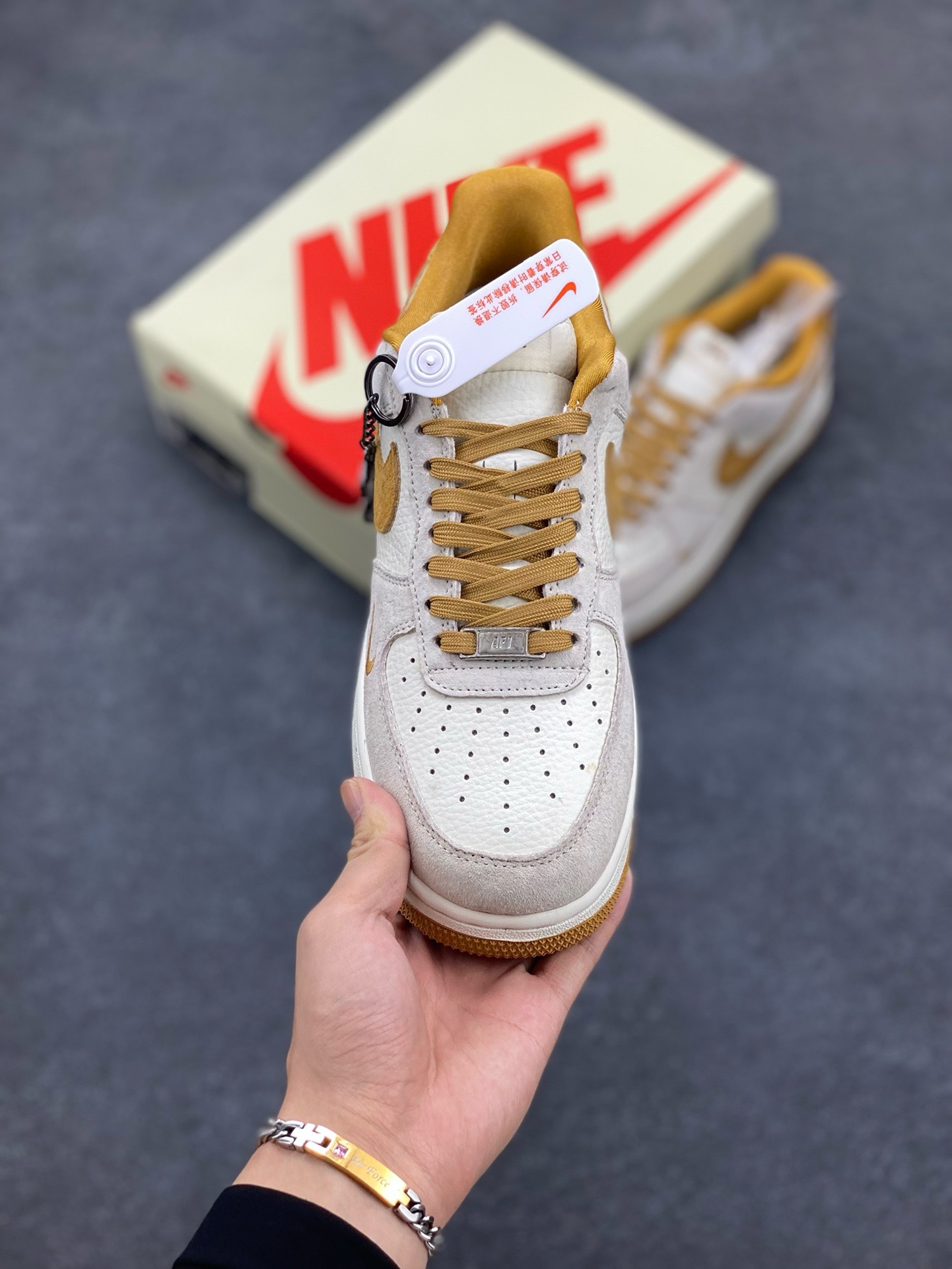 图片[2]-福利特价 NIke Air Force 1 \’07 Low “斯图西联名–麦黄猪八”空军一号 低帮 运动鞋 休闲鞋 折边针车 工艺难度大 原楦头原纸板 原装鞋盒 定制五金配件 内置全掌气垫 原厂鞋底 货号：HD1968-020 尺码：36 36.5 37.5 38 38.5 39 40 40.5 41 42 42.5 43 44 44.5 45-选品中心