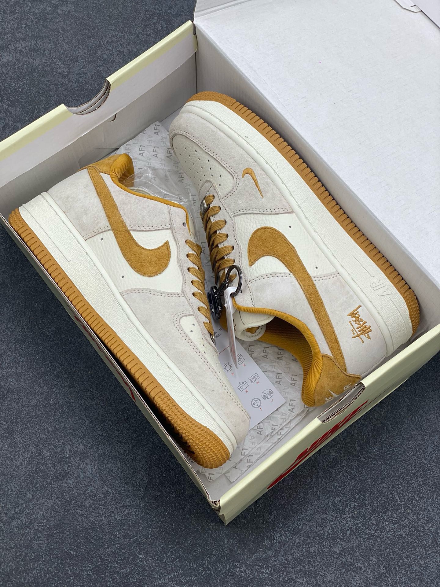 图片[9]-福利特价 NIke Air Force 1 \’07 Low “斯图西联名–麦黄猪八”空军一号 低帮 运动鞋 休闲鞋 折边针车 工艺难度大 原楦头原纸板 原装鞋盒 定制五金配件 内置全掌气垫 原厂鞋底 货号：HD1968-020 尺码：36 36.5 37.5 38 38.5 39 40 40.5 41 42 42.5 43 44 44.5 45-选品中心