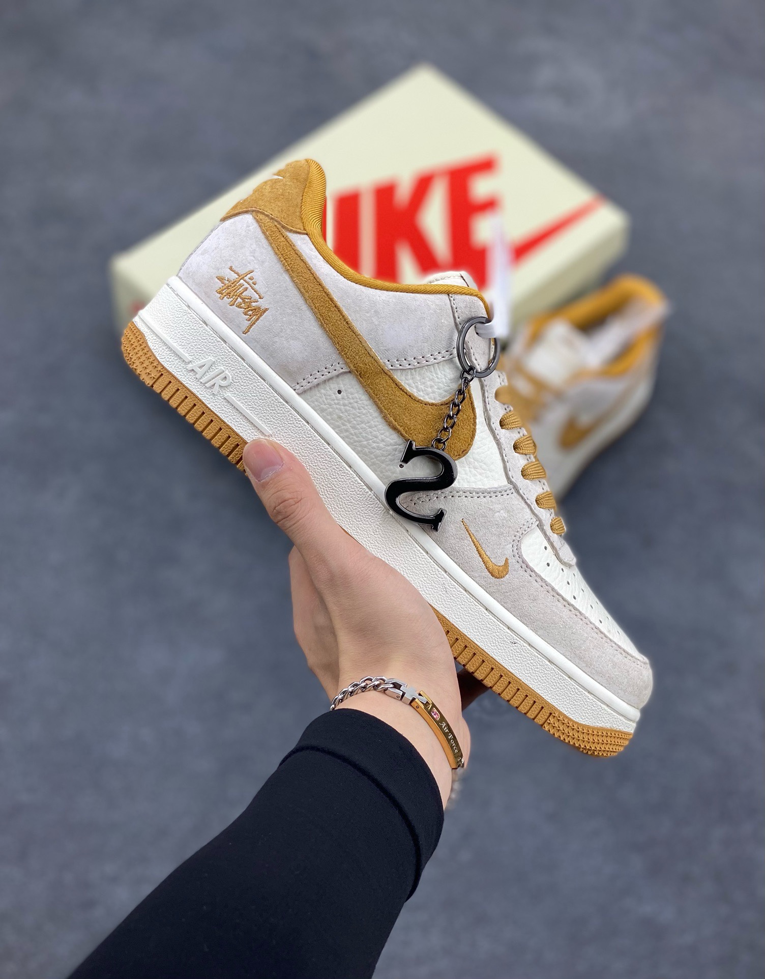 福利特价 NIke Air Force 1 \’07 Low “斯图西联名–麦黄猪八”空军一号 低帮 运动鞋 休闲鞋 折边针车 工艺难度大 原楦头原纸板 原装鞋盒 定制五金配件 内置全掌气垫 原厂鞋底 货号:HD1968-020 尺码:36 36.5 37.5 38 38.5 39 40 40.5 41 42 42.5 43 44 44.5 45-选品中心