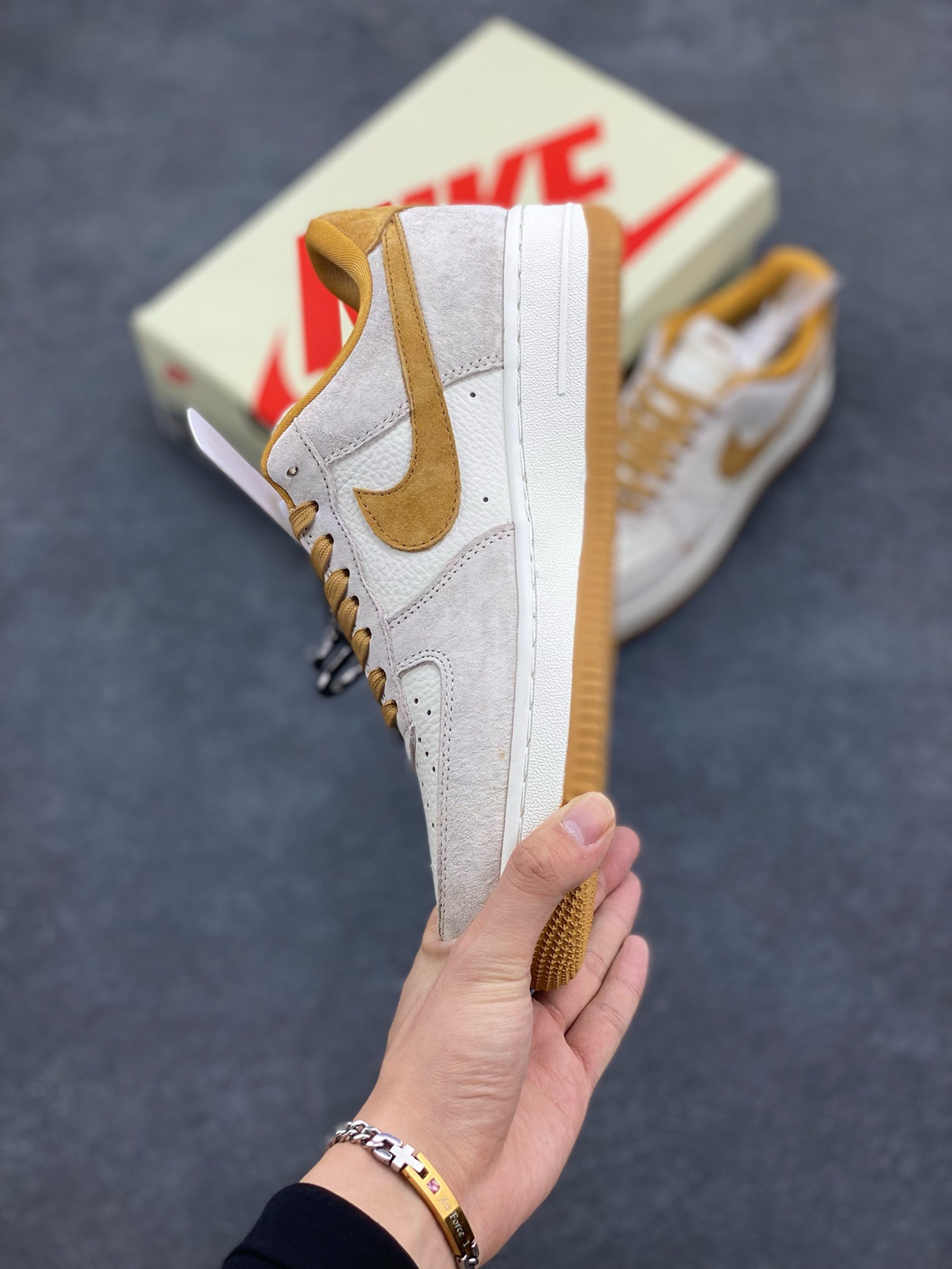 图片[3]-福利特价 NIke Air Force 1 \’07 Low “斯图西联名–麦黄猪八”空军一号 低帮 运动鞋 休闲鞋 折边针车 工艺难度大 原楦头原纸板 原装鞋盒 定制五金配件 内置全掌气垫 原厂鞋底 货号：HD1968-020 尺码：36 36.5 37.5 38 38.5 39 40 40.5 41 42 42.5 43 44 44.5 45-选品中心