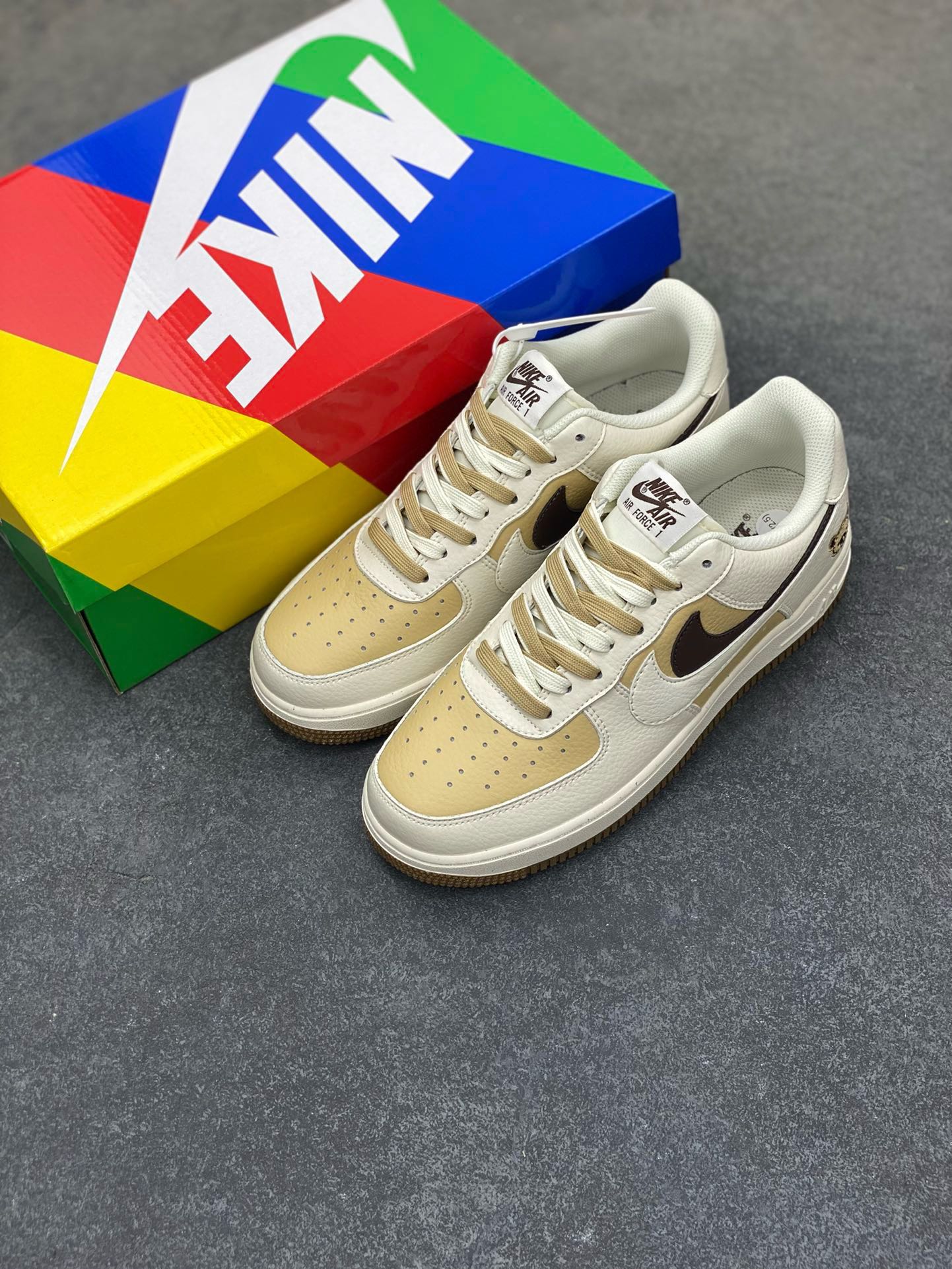 图片[8]-福利特价 小红书爆款  Nike Air Force 1 Low \’07 米黄小熊双勾 空军一号低帮休闲板鞋 定制皮料 原楦原纸板 纯正版型 清洁度完美 内置全掌气垫 货号：CC2569-011 尺码：36 36.5 37.5 38 38.5 39 40 40.5 41 42 42.5 43 44 44.5 45-选品中心