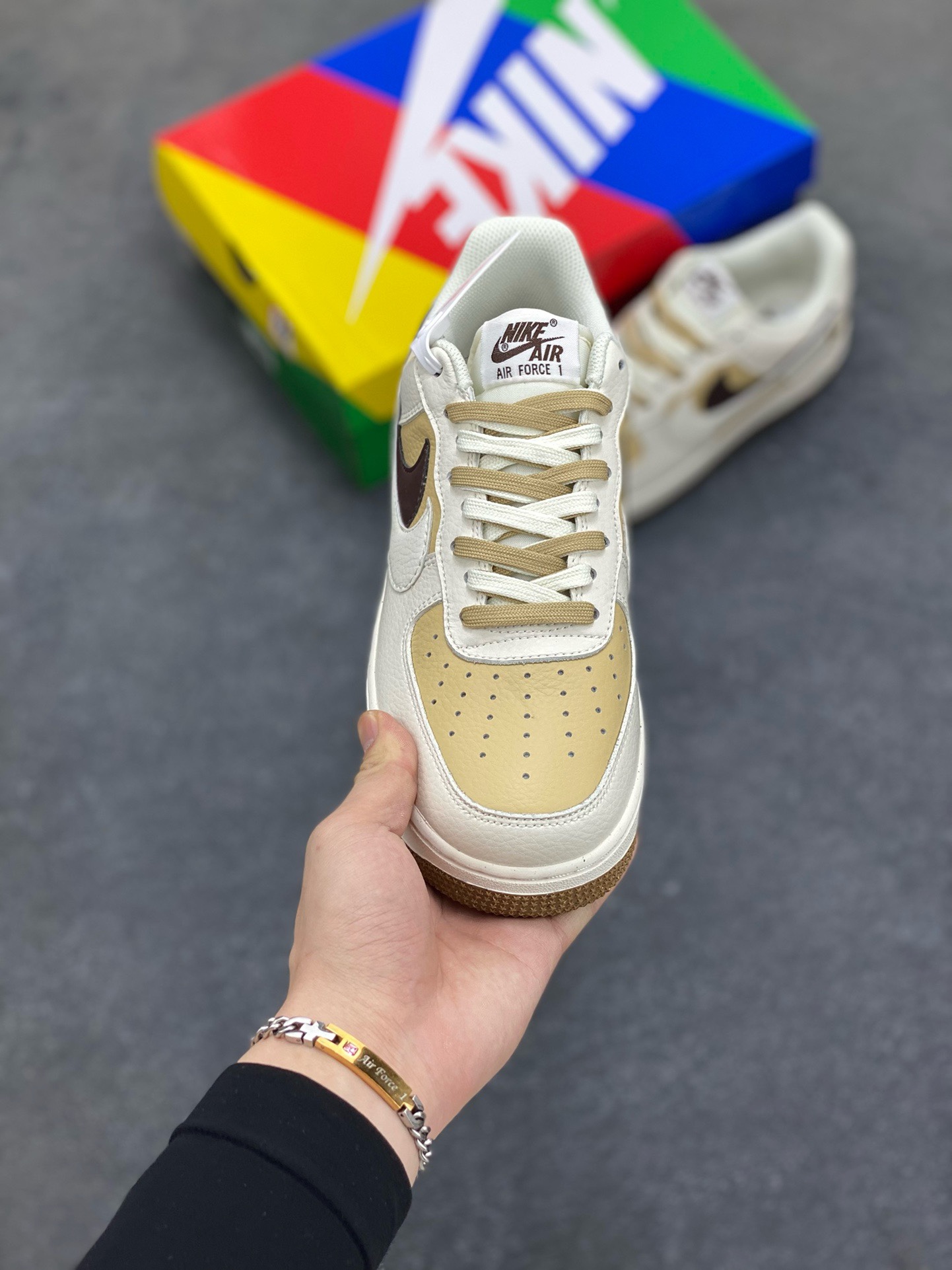 图片[2]-福利特价 小红书爆款  Nike Air Force 1 Low \’07 米黄小熊双勾 空军一号低帮休闲板鞋 定制皮料 原楦原纸板 纯正版型 清洁度完美 内置全掌气垫 货号：CC2569-011 尺码：36 36.5 37.5 38 38.5 39 40 40.5 41 42 42.5 43 44 44.5 45-选品中心