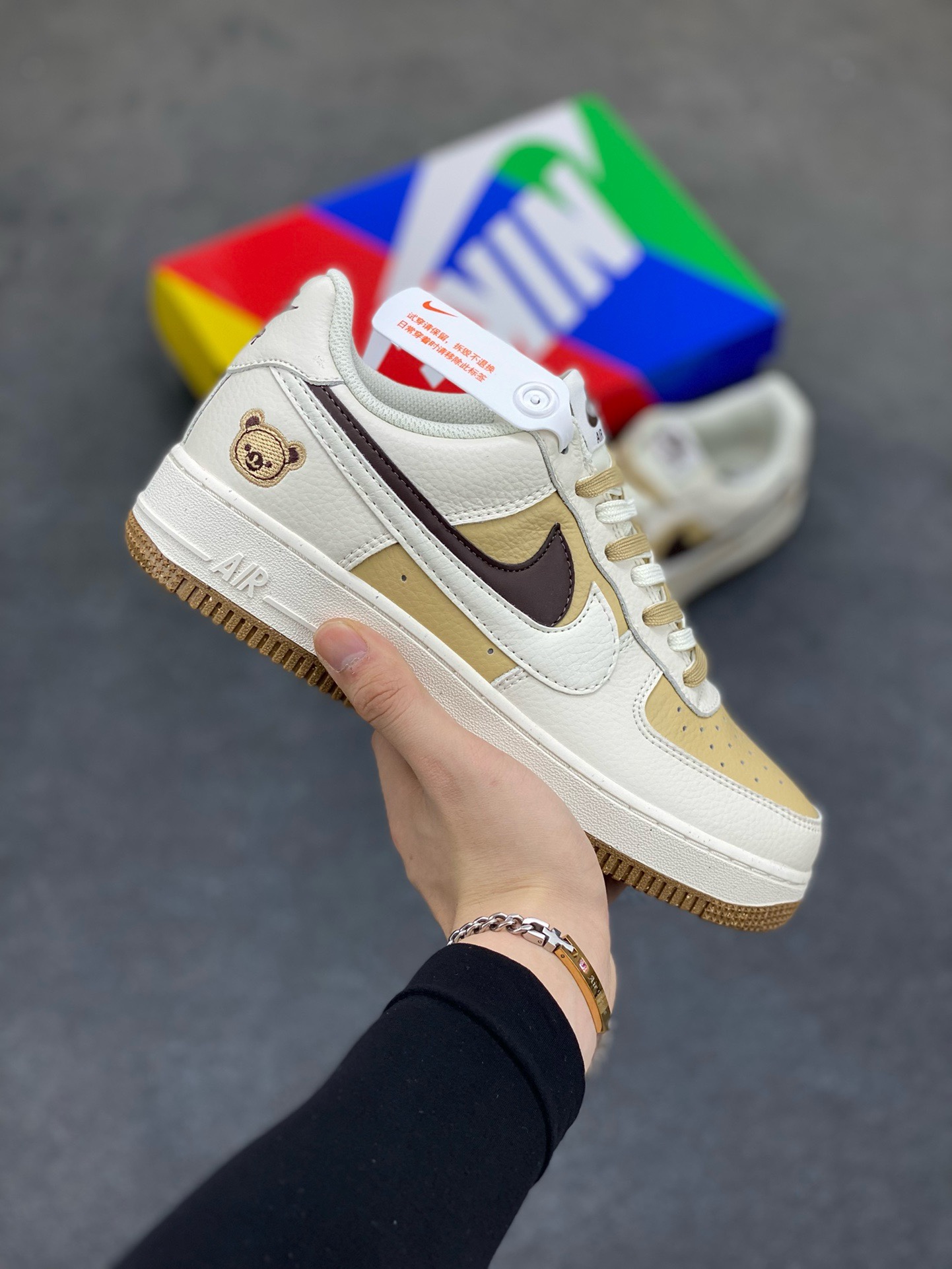 福利特价 小红书爆款  Nike Air Force 1 Low \'07 米黄小熊双勾 空军一号低帮休闲板鞋 定制皮料 原楦原纸板 纯正版型 清洁度完美 内置全掌气垫 货号：CC2569-011 尺码：36 36.5 37.5 38 38.5 39 40 40.5 41 42 42.5 43 44 44.5 45-选品中心