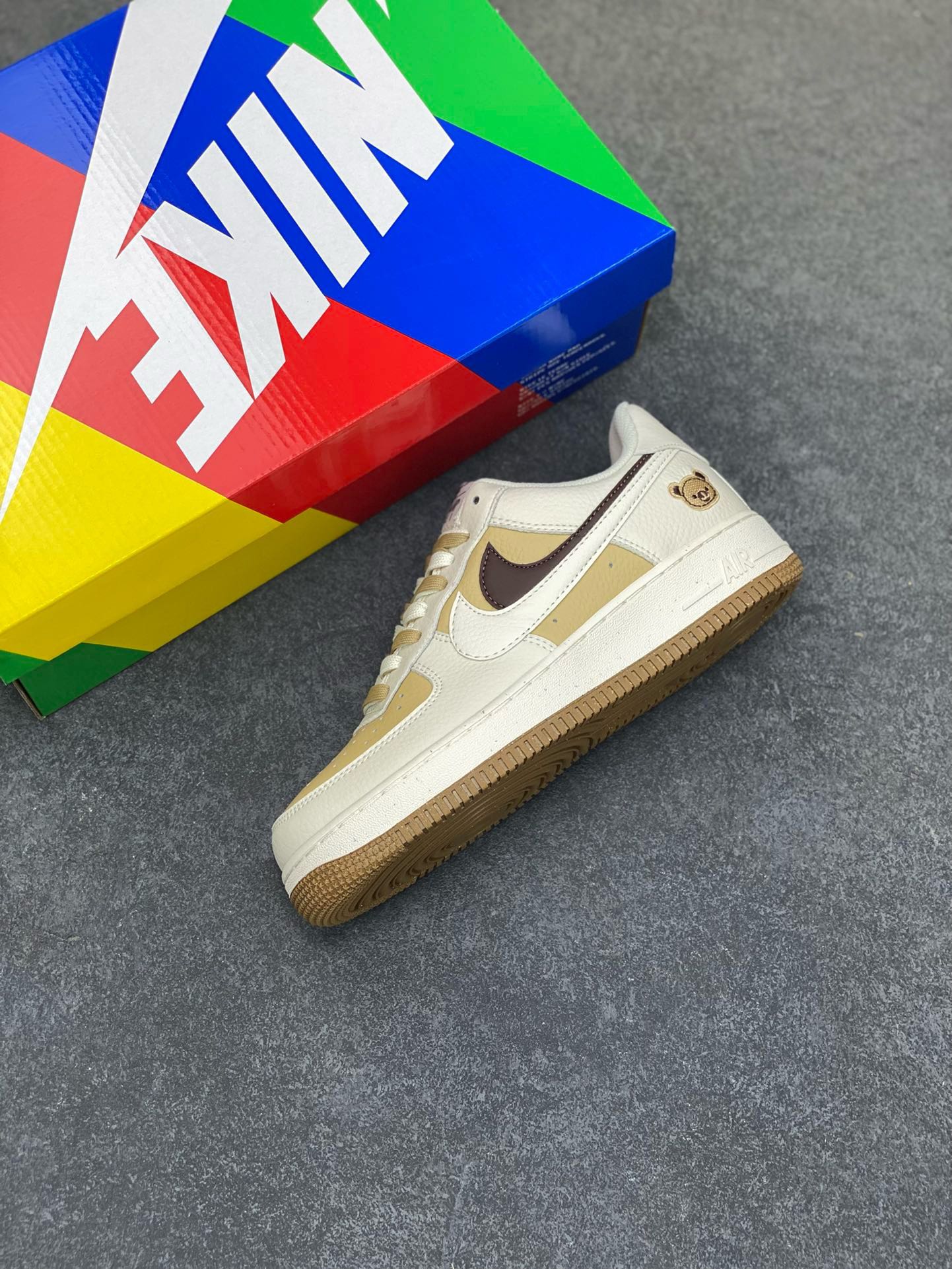 图片[7]-福利特价 小红书爆款  Nike Air Force 1 Low \’07 米黄小熊双勾 空军一号低帮休闲板鞋 定制皮料 原楦原纸板 纯正版型 清洁度完美 内置全掌气垫 货号：CC2569-011 尺码：36 36.5 37.5 38 38.5 39 40 40.5 41 42 42.5 43 44 44.5 45-选品中心