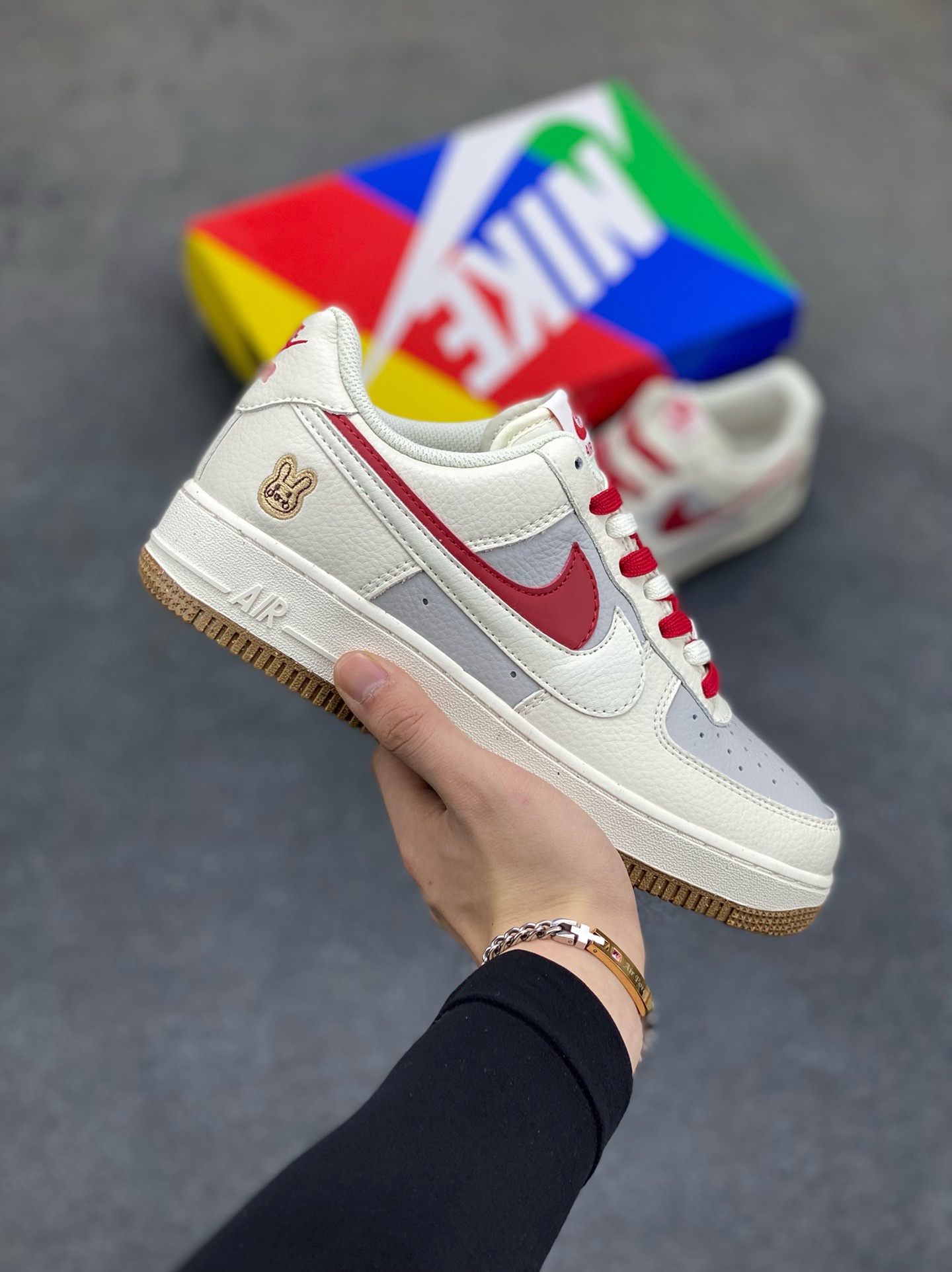 福利特价 小红书爆款  Nike Air Force 1 Low \’07 米白红双勾 空军一号低帮休闲板鞋 定制皮料 原楦原纸板 纯正版型 清洁度完美 内置全掌气垫 货号：CC2569-022 尺码：36 36.5 37.5 38 38.5 39 40 40.5 41 42 42.5 43 44 44.5 45-选品中心