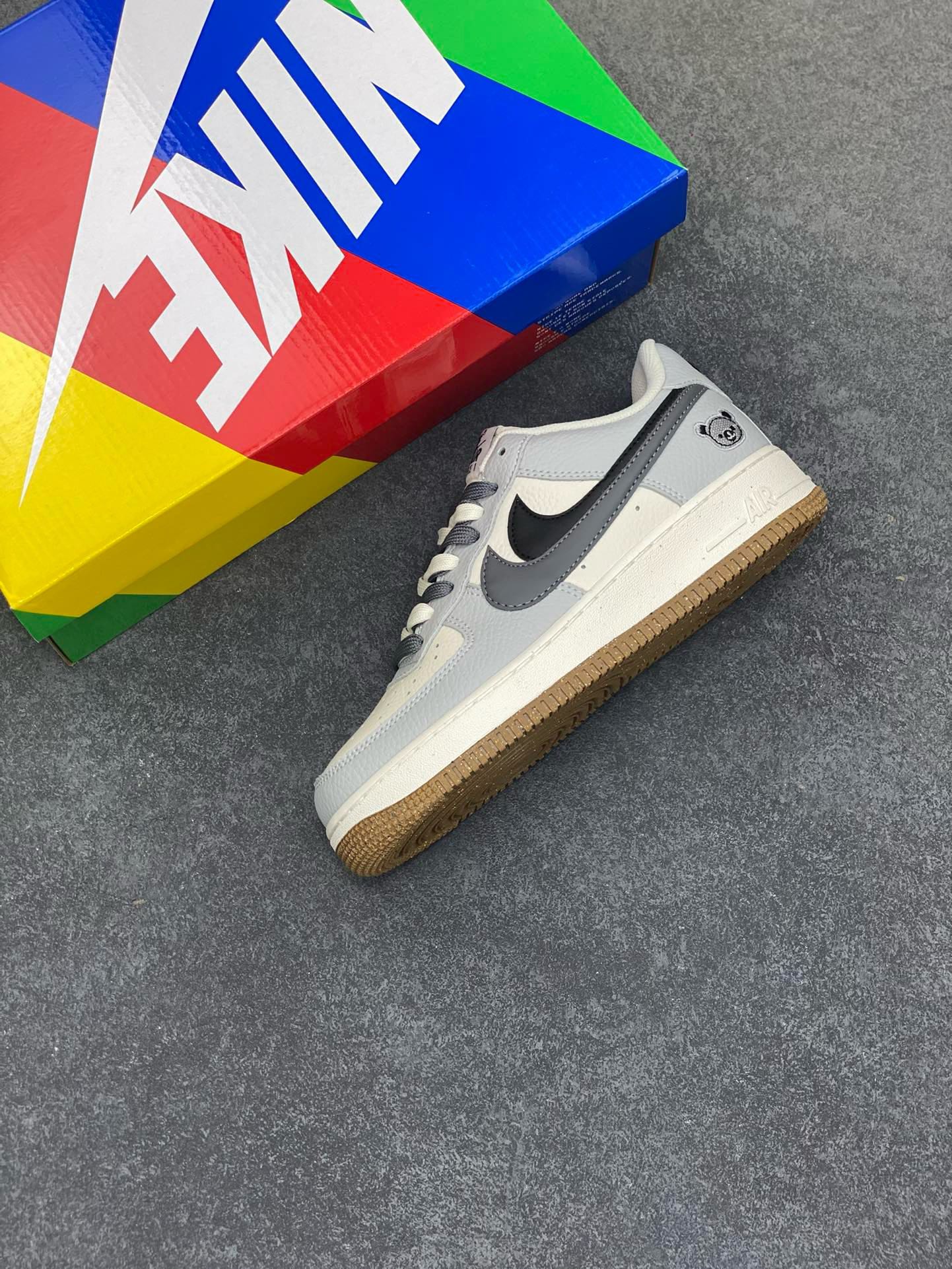 图片[7]-福利特价 小红书爆款  Nike Air Force 1 Low \’07 黑灰小熊双勾 空军一号低帮休闲板鞋 定制皮料 原楦原纸板 纯正版型 清洁度完美 内置全掌气垫 货号：CC2569-033 尺码：36 36.5 37.5 38 38.5 39 40 40.5 41 42 42.5 43 44 44.5 45-选品中心