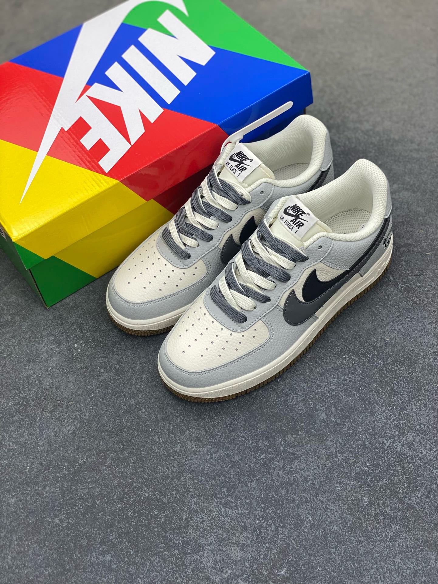 图片[8]-福利特价 小红书爆款  Nike Air Force 1 Low \’07 黑灰小熊双勾 空军一号低帮休闲板鞋 定制皮料 原楦原纸板 纯正版型 清洁度完美 内置全掌气垫 货号：CC2569-033 尺码：36 36.5 37.5 38 38.5 39 40 40.5 41 42 42.5 43 44 44.5 45-选品中心
