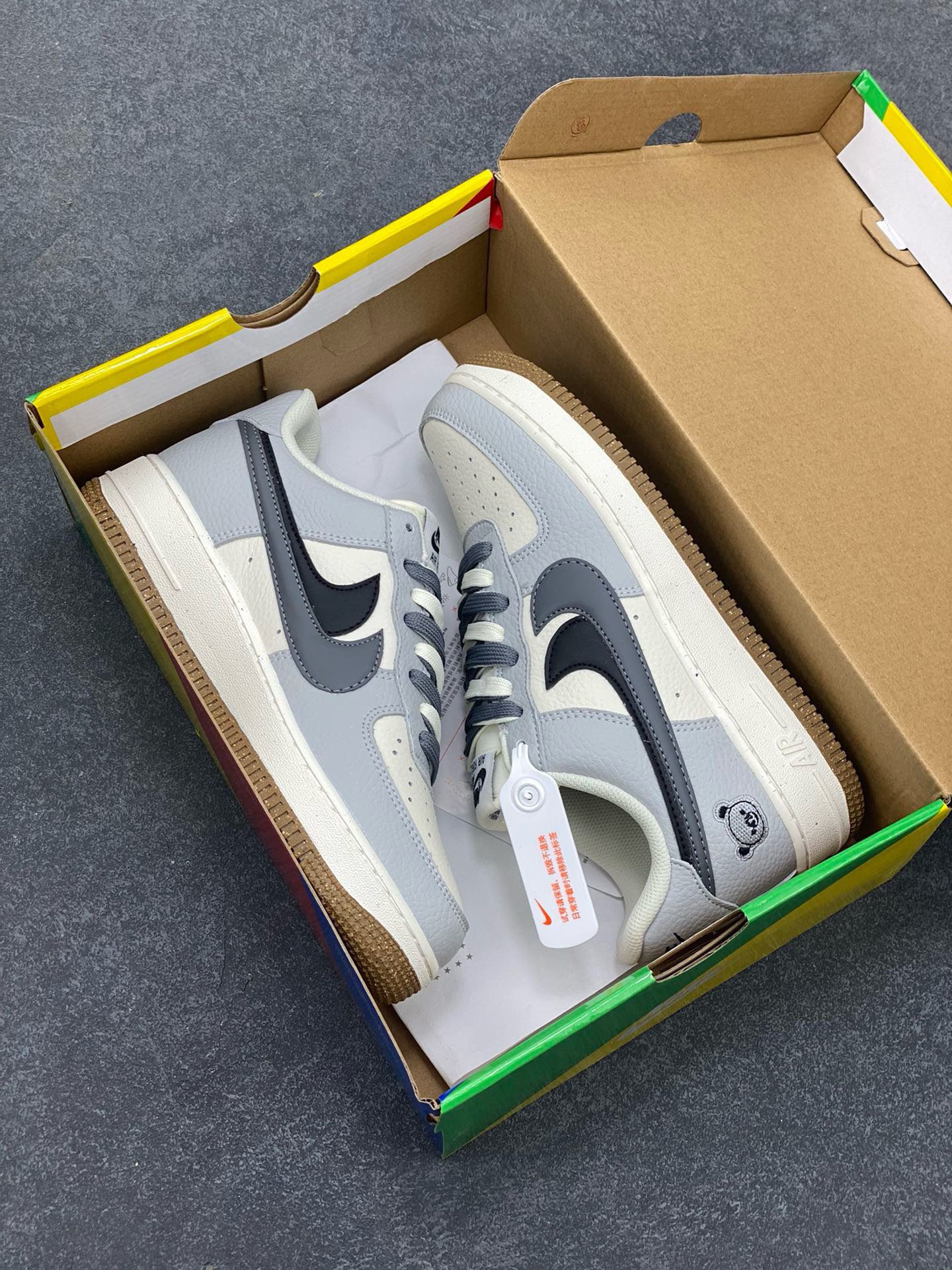 图片[9]-福利特价 小红书爆款  Nike Air Force 1 Low \’07 黑灰小熊双勾 空军一号低帮休闲板鞋 定制皮料 原楦原纸板 纯正版型 清洁度完美 内置全掌气垫 货号：CC2569-033 尺码：36 36.5 37.5 38 38.5 39 40 40.5 41 42 42.5 43 44 44.5 45-选品中心