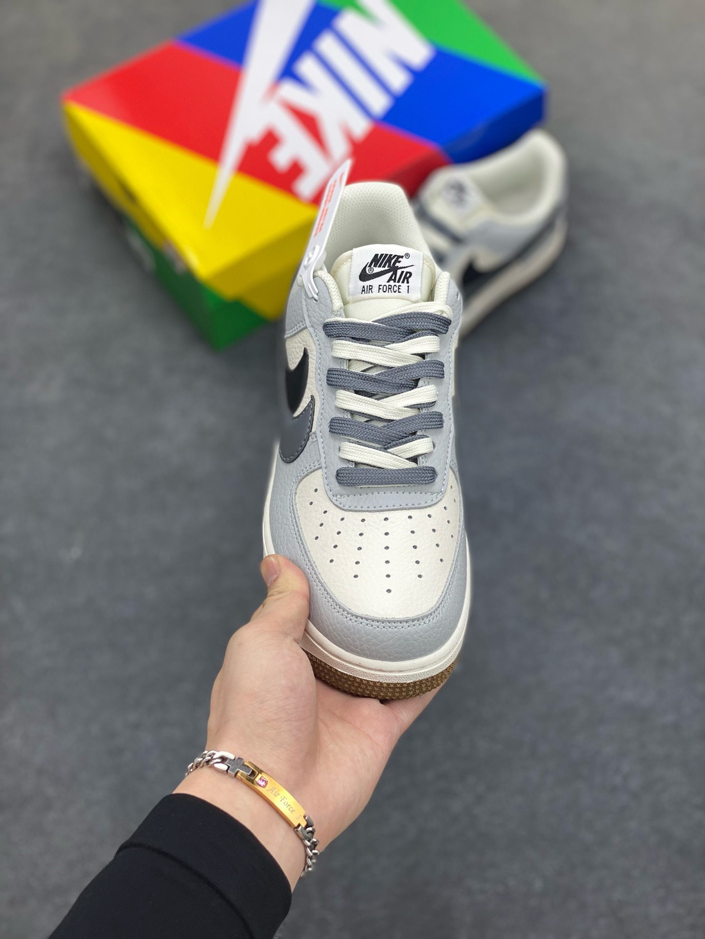 图片[2]-福利特价 小红书爆款  Nike Air Force 1 Low \’07 黑灰小熊双勾 空军一号低帮休闲板鞋 定制皮料 原楦原纸板 纯正版型 清洁度完美 内置全掌气垫 货号：CC2569-033 尺码：36 36.5 37.5 38 38.5 39 40 40.5 41 42 42.5 43 44 44.5 45-选品中心