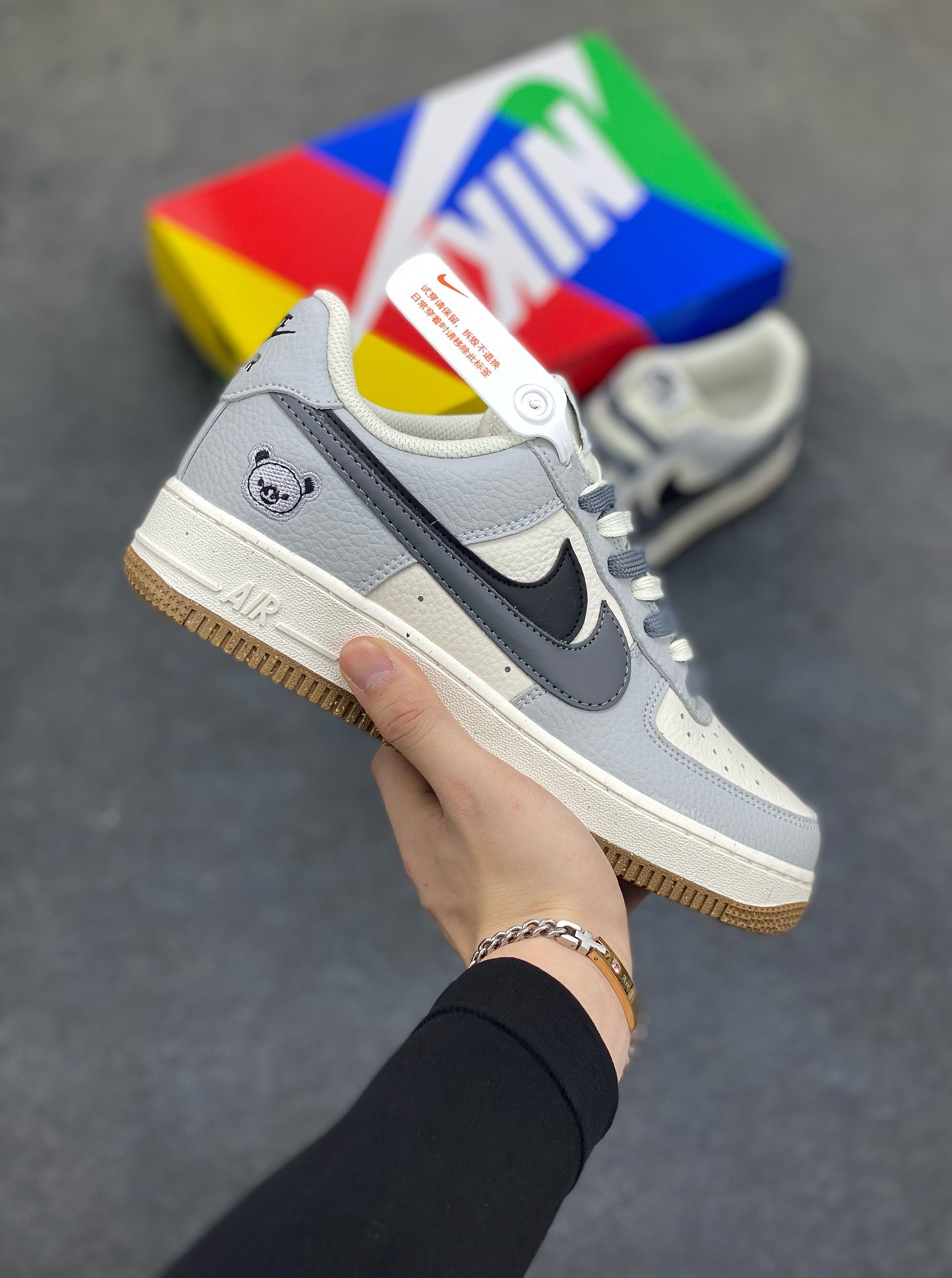 福利特价 小红书爆款  Nike Air Force 1 Low \'07 黑灰小熊双勾 空军一号低帮休闲板鞋 定制皮料 原楦原纸板 纯正版型 清洁度完美 内置全掌气垫 货号：CC2569-033 尺码：36 36.5 37.5 38 38.5 39 40 40.5 41 42 42.5 43 44 44.5 45-选品中心