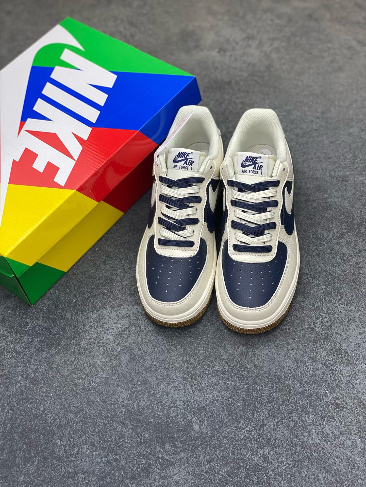 图片[8]-福利特价 小红书爆款  Nike Air Force 1 Low \’07 米深蓝 英文双勾 空军一号低帮休闲板鞋 定制皮料 原楦原纸板 纯正版型 清洁度完美 内置全掌气垫 货号：CC2569-066 尺码：36 36.5 37.5 38 38.5 39 40 40.5 41 42 42.5 43 44 44.5 45-选品中心