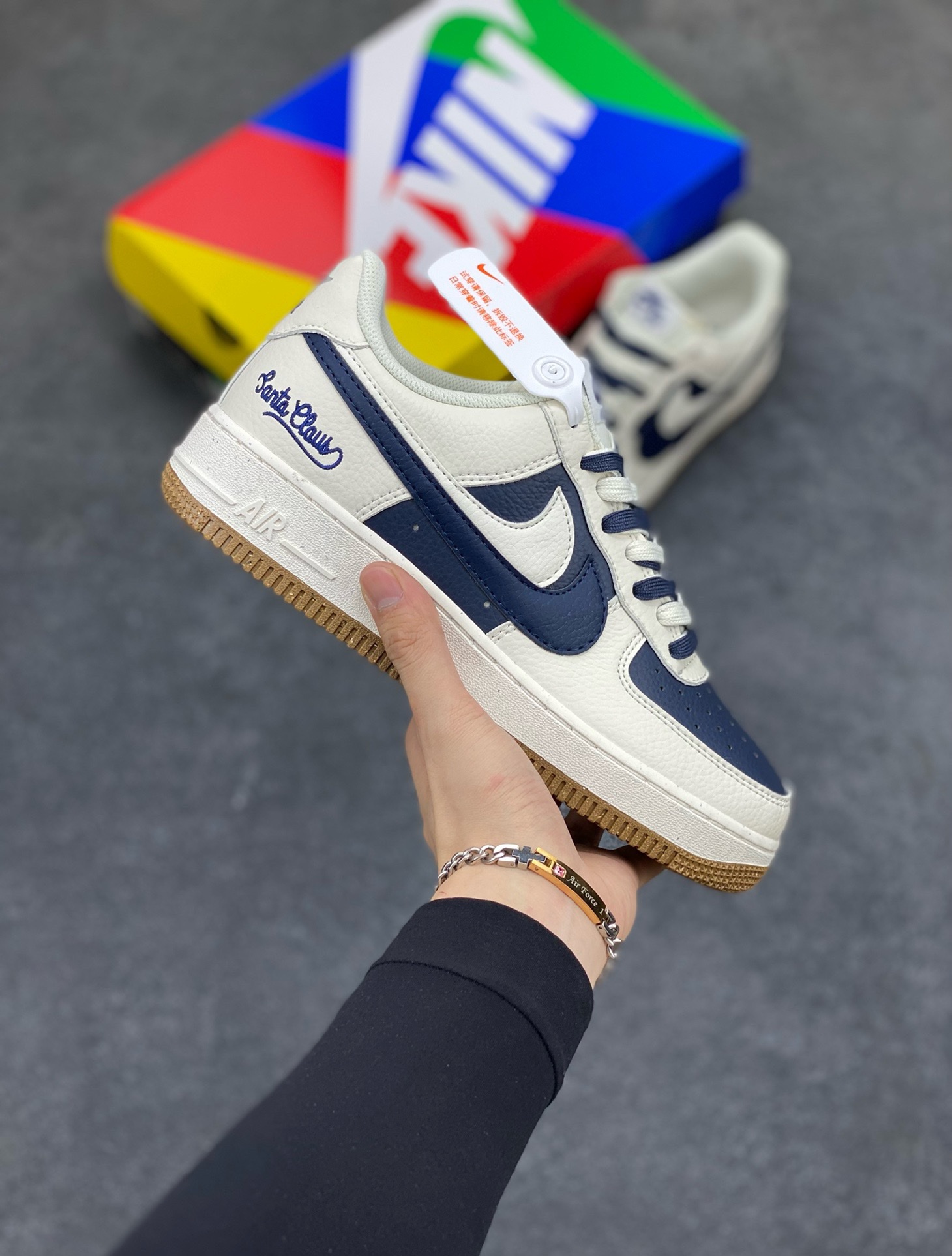 福利特价 小红书爆款  Nike Air Force 1 Low \’07 米深蓝 英文双勾 空军一号低帮休闲板鞋 定制皮料 原楦原纸板 纯正版型 清洁度完美 内置全掌气垫 货号:CC2569-066 尺码:36 36.5 37.5 38 38.5 39 40 40.5 41 42 42.5 43 44 44.5 45-选品中心