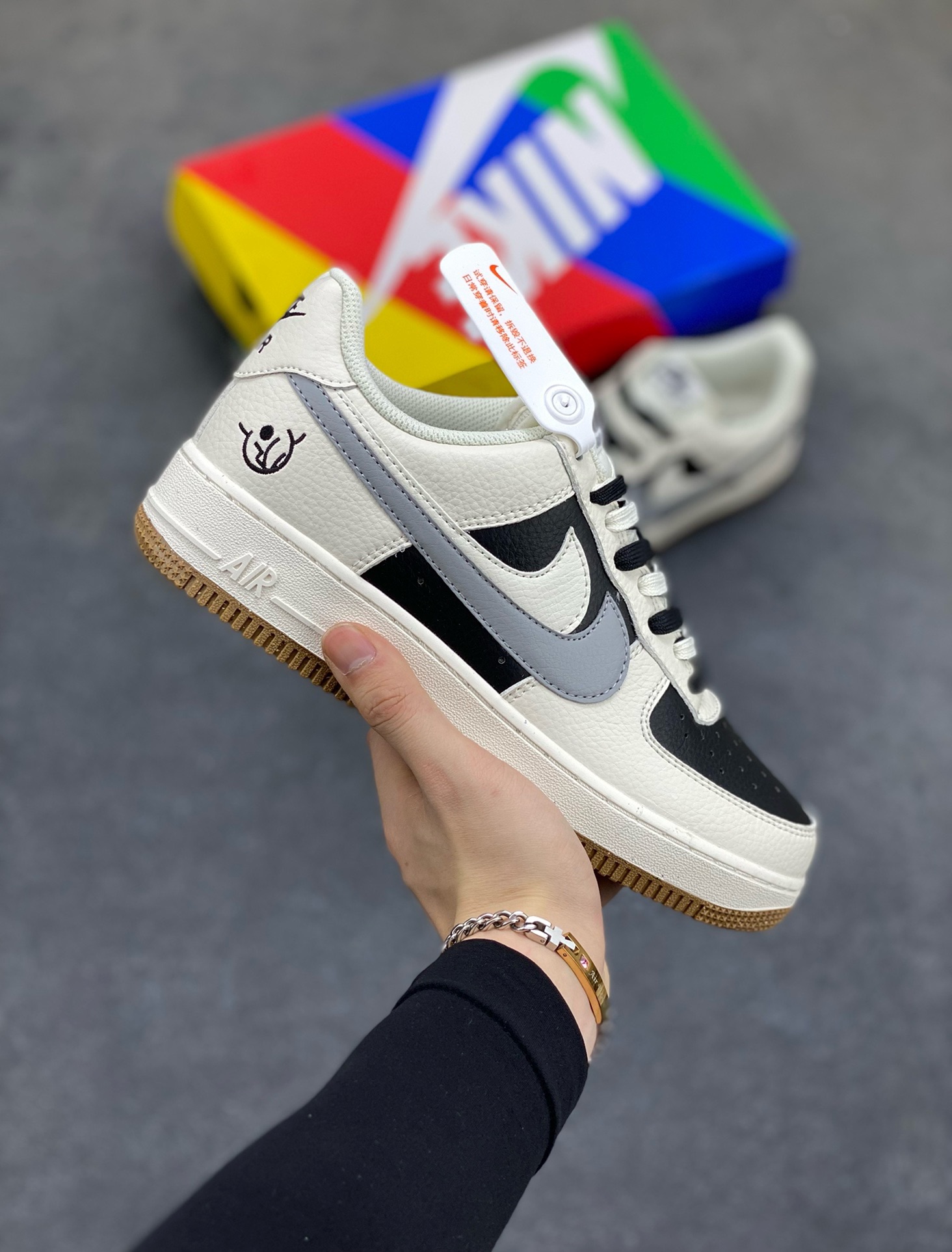 福利特价 小红书爆款  Nike Air Force 1 Low \’07 黑白熊猫双勾 空军一号低帮休闲板鞋 定制皮料 原楦原纸板 纯正版型 清洁度完美 内置全掌气垫 货号：CC2569-077 尺码：36 36.5 37.5 38 38.5 39 40 40.5 41 42 42.5 43 44 44.5 45-选品中心