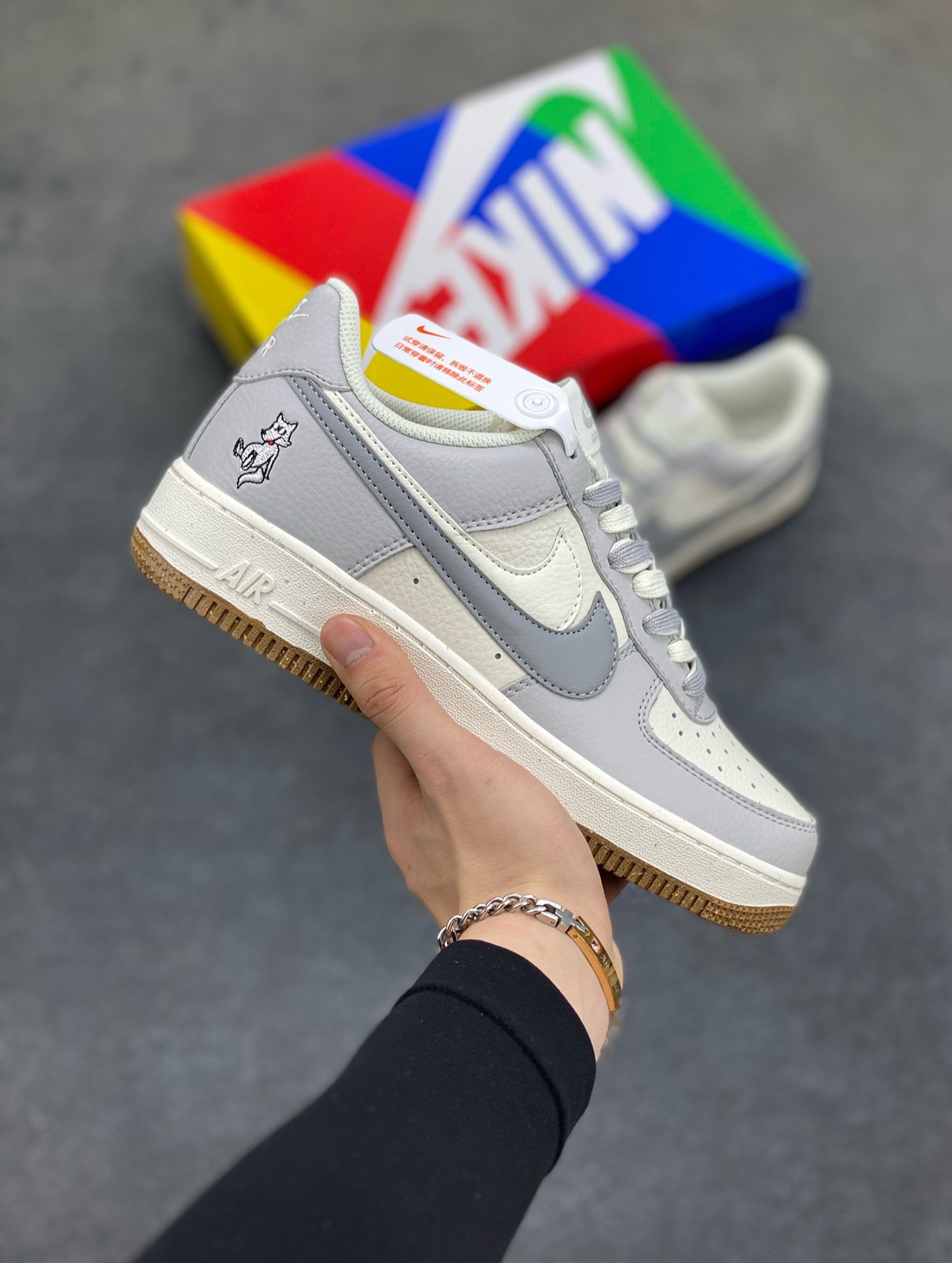 福利特价 小红书爆款  Nike Air Force 1 Low \'07 米灰大灰狼双勾 空军一号低帮休闲板鞋 定制皮料 原楦原纸板 纯正版型 清洁度完美 内置全掌气垫 货号：CC2569-088 尺码：36 36.5 37.5 38 38.5 39 40 40.5 41 42 42.5 43 44 44.5 45-选品中心