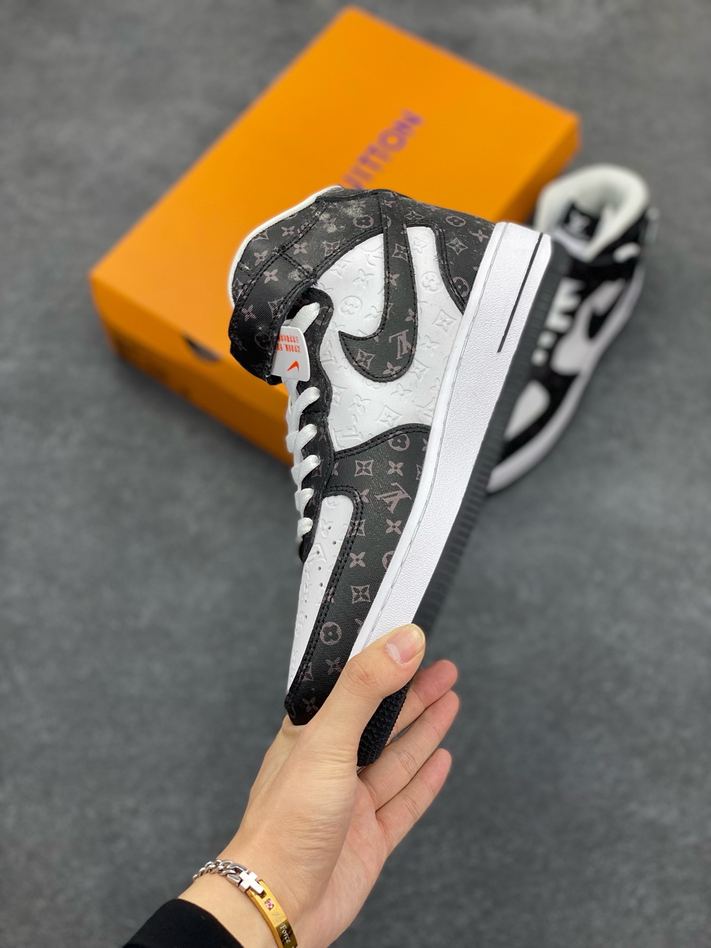 图片[3]-福利特价 NIke Air Force 1 \’07 Low “LV联名–白黑印花”空军一号 中帮 运动鞋 休闲鞋 折边针车 工艺难度大 原楦头原纸板 原装鞋盒 定制五金配件 内置全掌气垫 原厂鞋底 货号：DV0688-400 尺码：36 36.5 37.5 38 38.5 39 40 40.5 41 42 42.5 43 44 44.5 45-选品中心