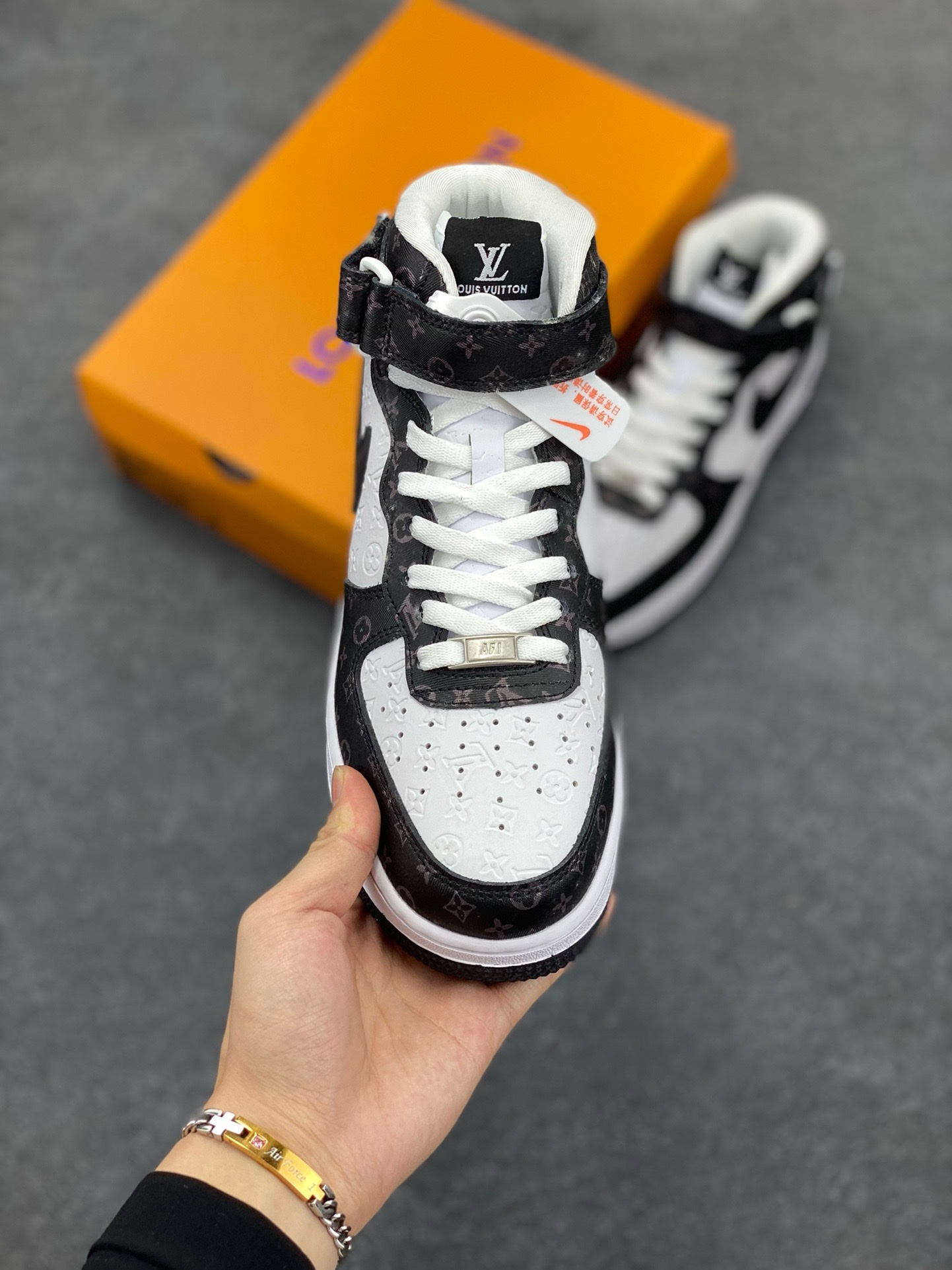图片[2]-福利特价 NIke Air Force 1 \’07 Low “LV联名–白黑印花”空军一号 中帮 运动鞋 休闲鞋 折边针车 工艺难度大 原楦头原纸板 原装鞋盒 定制五金配件 内置全掌气垫 原厂鞋底 货号：DV0688-400 尺码：36 36.5 37.5 38 38.5 39 40 40.5 41 42 42.5 43 44 44.5 45-选品中心