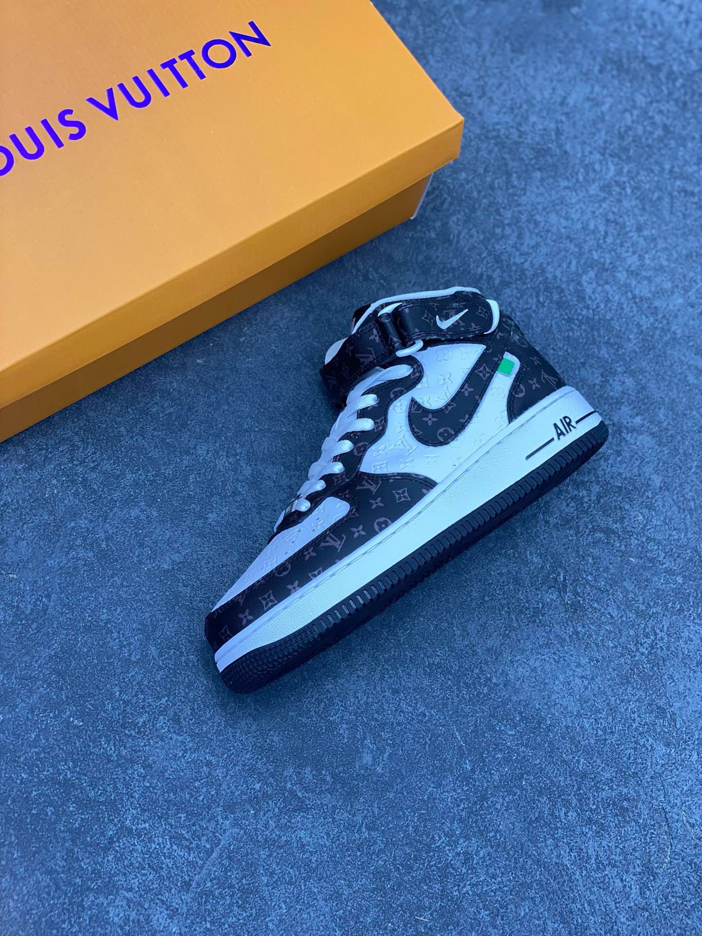 图片[7]-福利特价 NIke Air Force 1 \’07 Low “LV联名–白黑印花”空军一号 中帮 运动鞋 休闲鞋 折边针车 工艺难度大 原楦头原纸板 原装鞋盒 定制五金配件 内置全掌气垫 原厂鞋底 货号：DV0688-400 尺码：36 36.5 37.5 38 38.5 39 40 40.5 41 42 42.5 43 44 44.5 45-选品中心