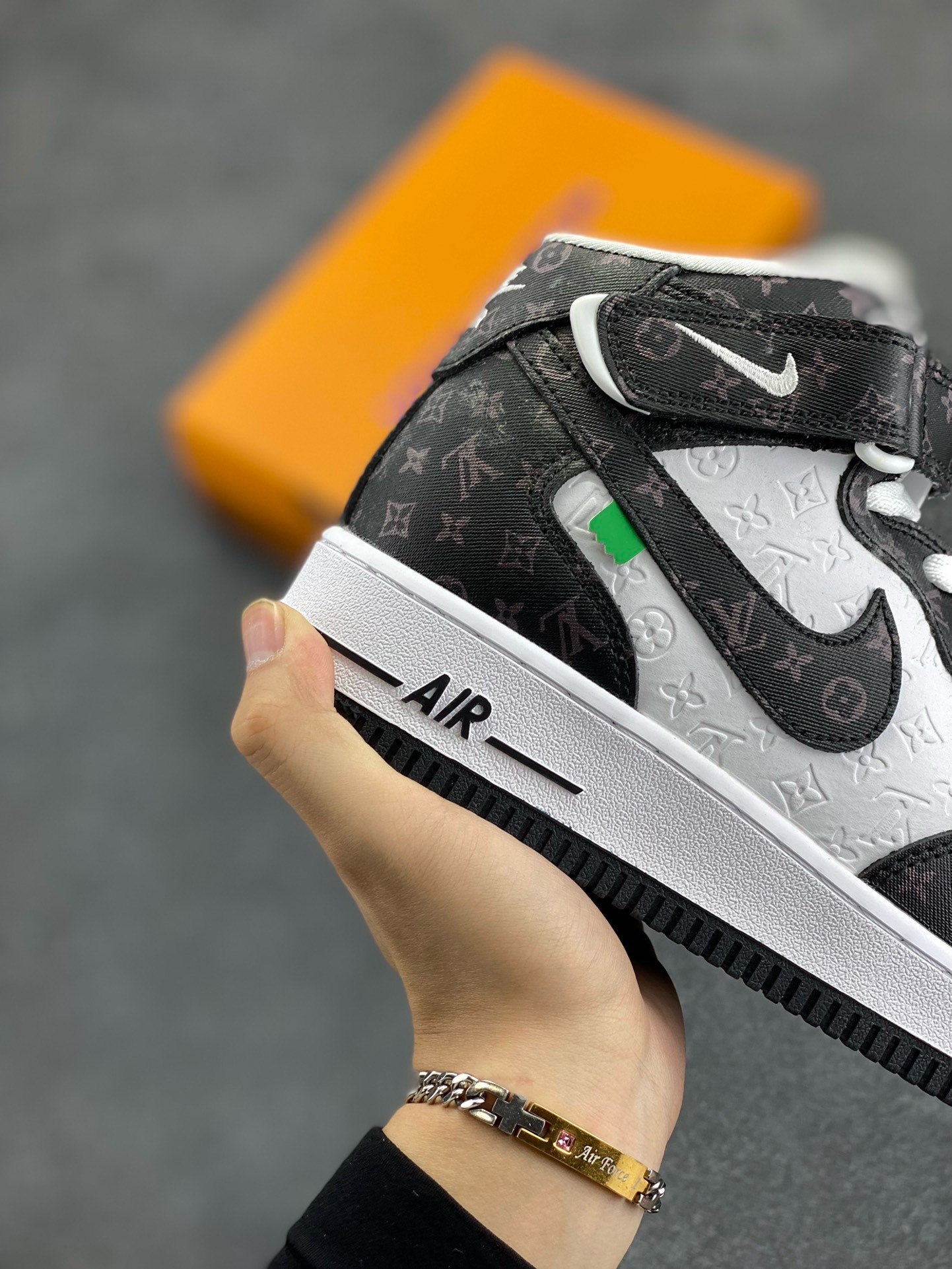 图片[6]-福利特价 NIke Air Force 1 \’07 Low “LV联名–白黑印花”空军一号 中帮 运动鞋 休闲鞋 折边针车 工艺难度大 原楦头原纸板 原装鞋盒 定制五金配件 内置全掌气垫 原厂鞋底 货号：DV0688-400 尺码：36 36.5 37.5 38 38.5 39 40 40.5 41 42 42.5 43 44 44.5 45-选品中心