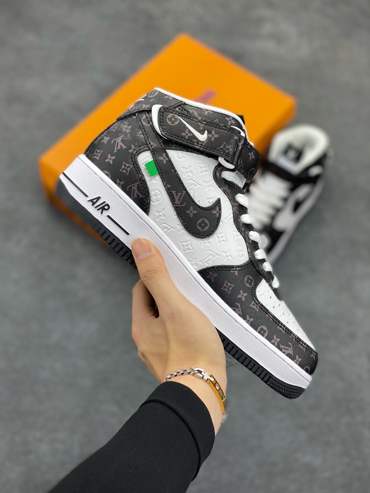 福利特价 NIke Air Force 1 \’07 Low “LV联名–白黑印花”空军一号 中帮 运动鞋 休闲鞋 折边针车 工艺难度大 原楦头原纸板 原装鞋盒 定制五金配件 内置全掌气垫 原厂鞋底 货号:DV0688-400 尺码:36 36.5 37.5 38 38.5 39 40 40.5 41 42 42.5 43 44 44.5 45-选品中心