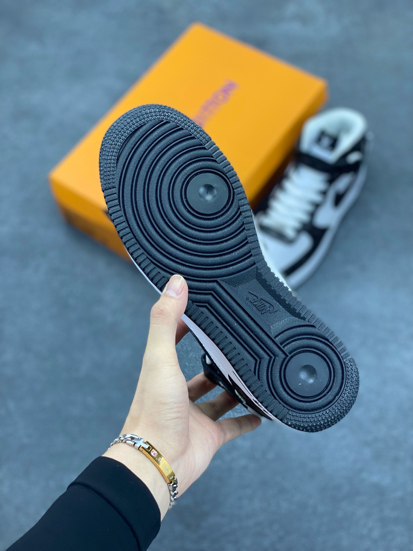 图片[5]-福利特价 NIke Air Force 1 \’07 Low “LV联名–白黑印花”空军一号 中帮 运动鞋 休闲鞋 折边针车 工艺难度大 原楦头原纸板 原装鞋盒 定制五金配件 内置全掌气垫 原厂鞋底 货号：DV0688-400 尺码：36 36.5 37.5 38 38.5 39 40 40.5 41 42 42.5 43 44 44.5 45-选品中心