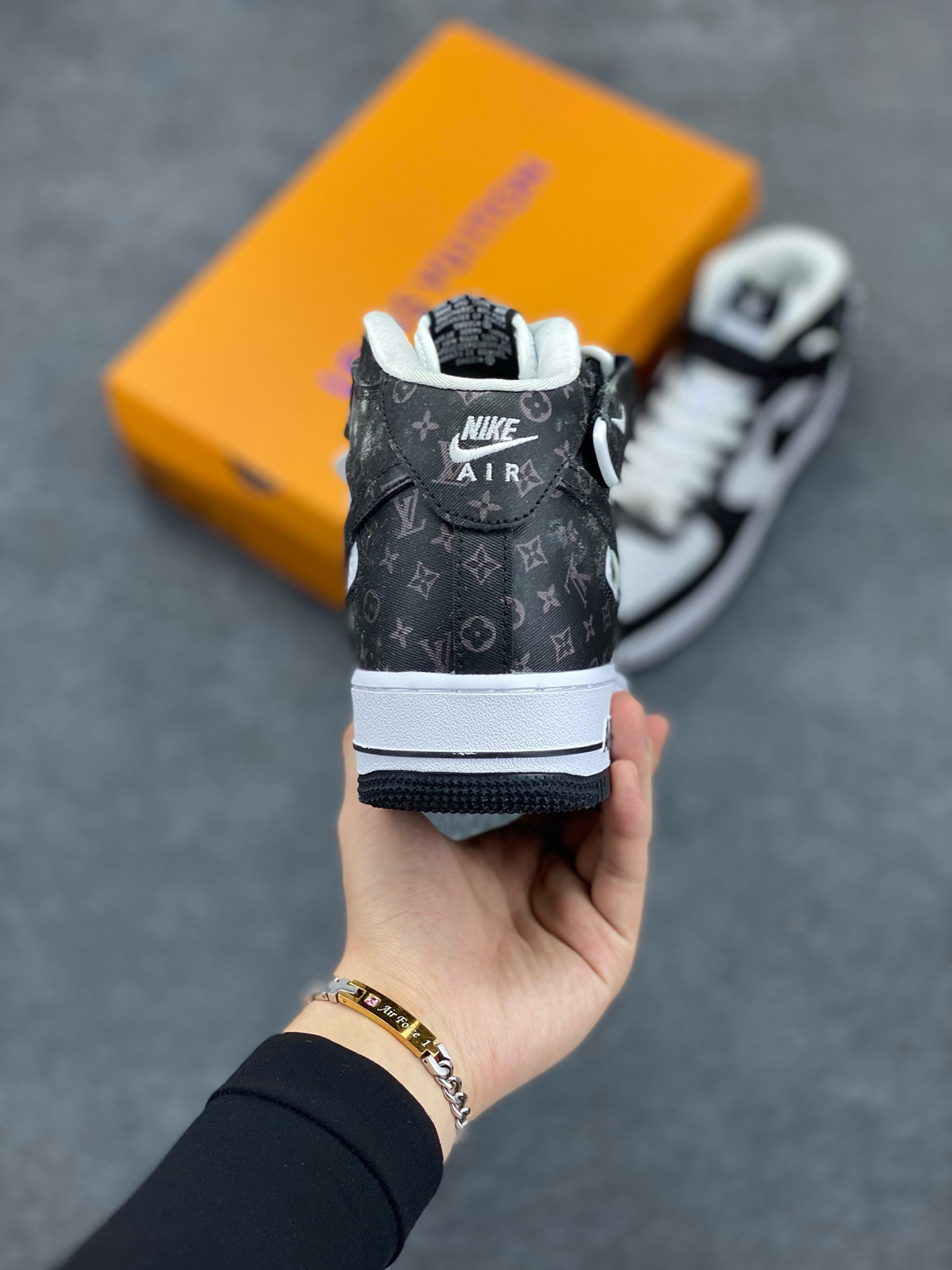 图片[4]-福利特价 NIke Air Force 1 \’07 Low “LV联名–白黑印花”空军一号 中帮 运动鞋 休闲鞋 折边针车 工艺难度大 原楦头原纸板 原装鞋盒 定制五金配件 内置全掌气垫 原厂鞋底 货号：DV0688-400 尺码：36 36.5 37.5 38 38.5 39 40 40.5 41 42 42.5 43 44 44.5 45-选品中心