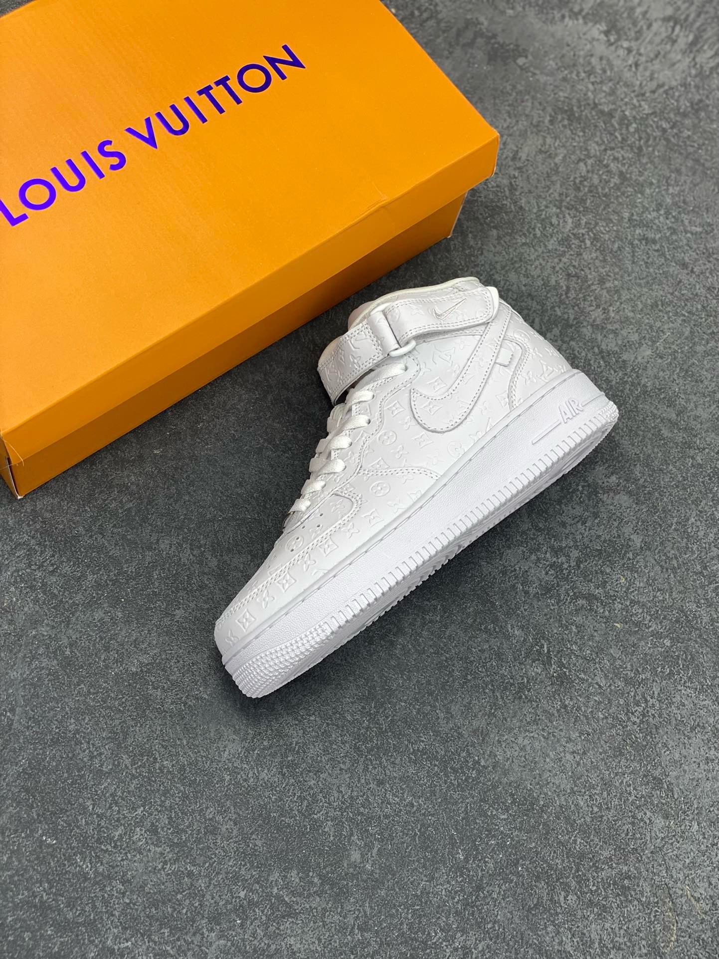 图片[7]-福利特价 NIke Air Force 1 \’07 Low “LV联名–白马王子”空军一号 中帮 运动鞋 休闲鞋 折边针车 工艺难度大 原楦头原纸板 原装鞋盒 定制五金配件 内置全掌气垫 原厂鞋底 货号：DV0688-300 尺码：36 36.5 37.5 38 38.5 39 40 40.5 41 42 42.5 43 44 44.5 45-选品中心