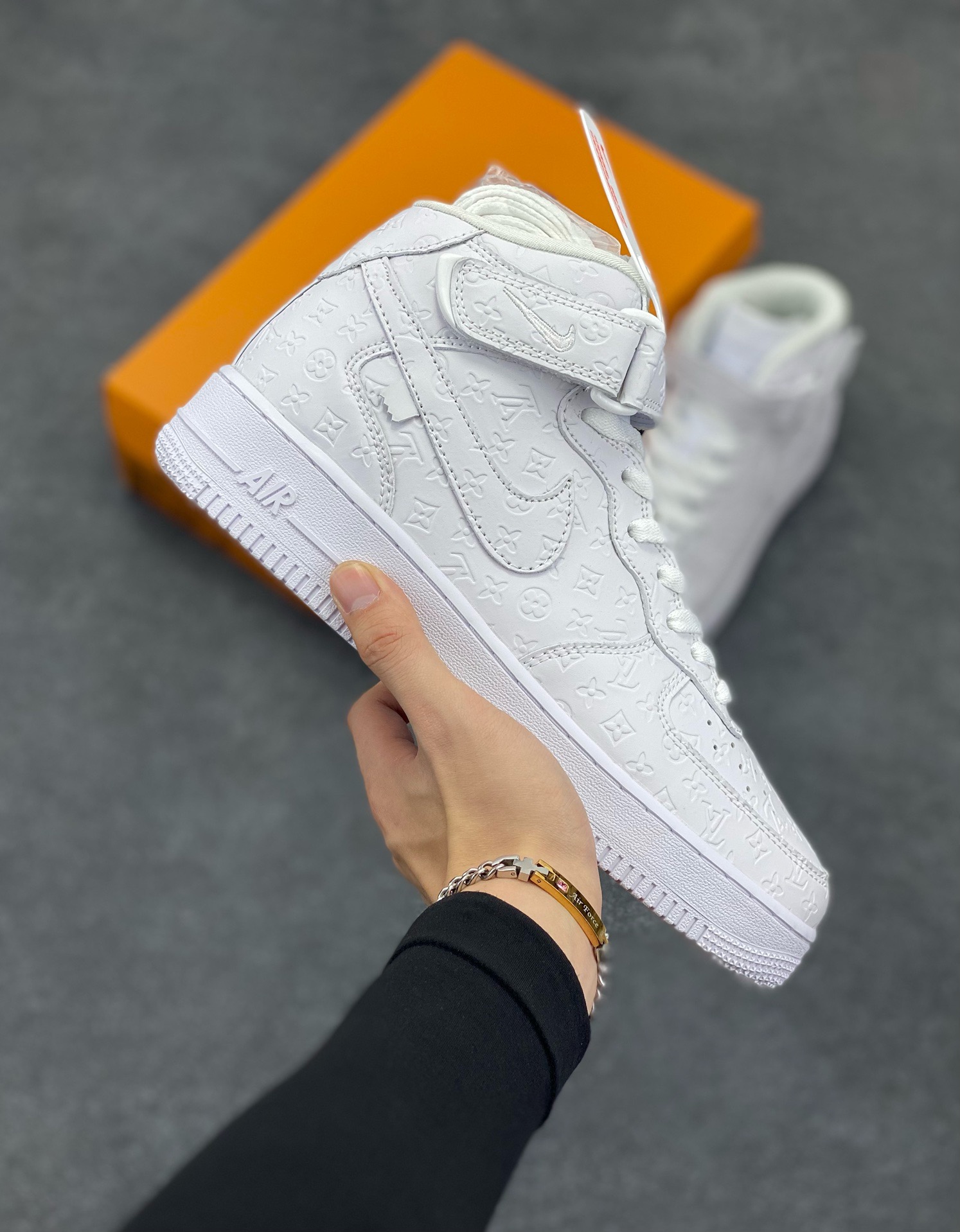 福利特价 NIke Air Force 1 \’07 Low “LV联名–白马王子”空军一号 中帮 运动鞋 休闲鞋 折边针车 工艺难度大 原楦头原纸板 原装鞋盒 定制五金配件 内置全掌气垫 原厂鞋底 货号：DV0688-300 尺码：36 36.5 37.5 38 38.5 39 40 40.5 41 42 42.5 43 44 44.5 45-选品中心