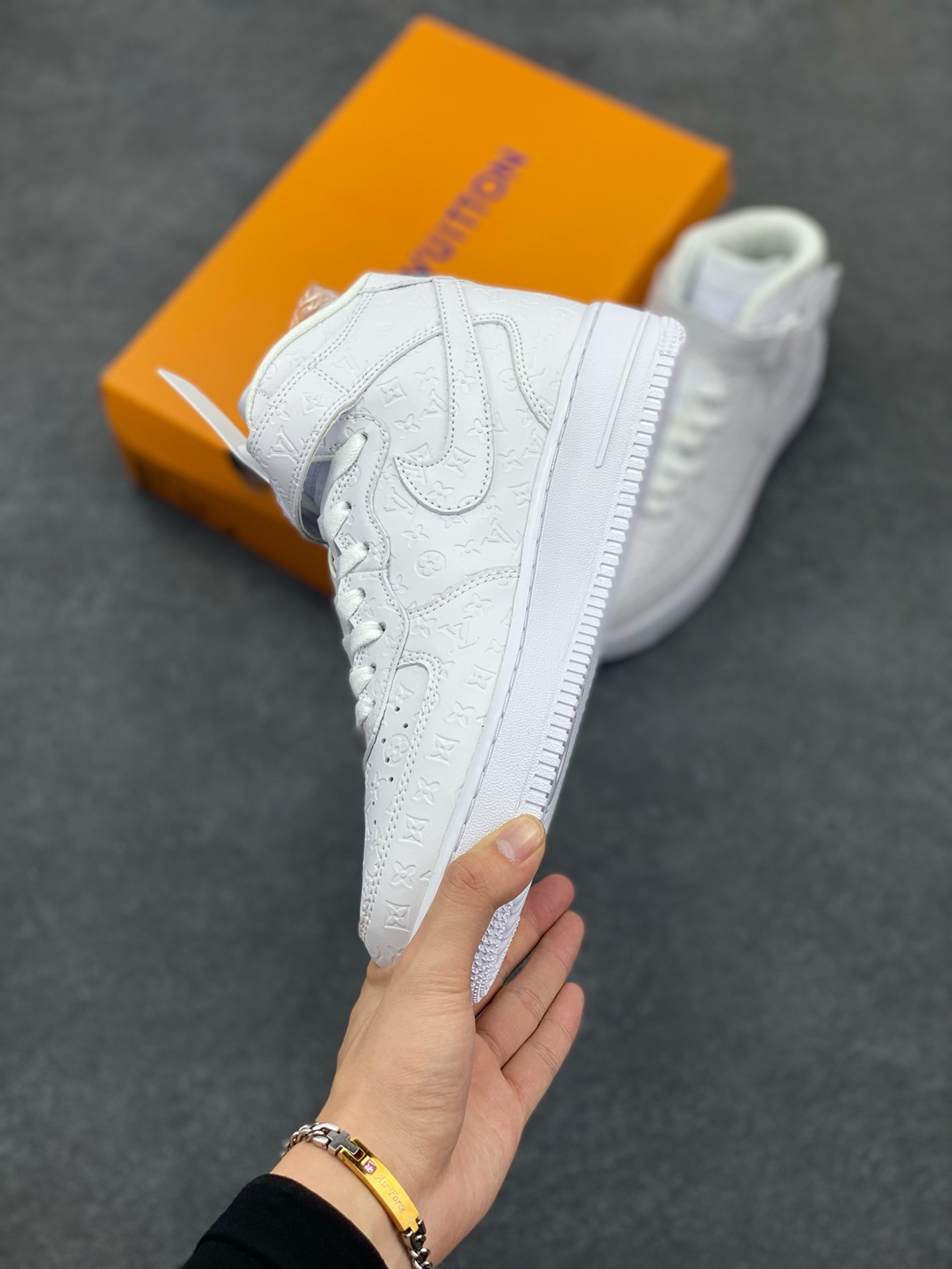 图片[3]-福利特价 NIke Air Force 1 \’07 Low “LV联名–白马王子”空军一号 中帮 运动鞋 休闲鞋 折边针车 工艺难度大 原楦头原纸板 原装鞋盒 定制五金配件 内置全掌气垫 原厂鞋底 货号：DV0688-300 尺码：36 36.5 37.5 38 38.5 39 40 40.5 41 42 42.5 43 44 44.5 45-选品中心