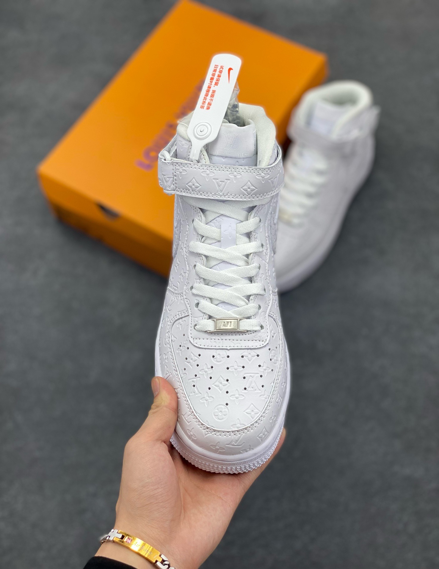 图片[2]-福利特价 NIke Air Force 1 \’07 Low “LV联名–白马王子”空军一号 中帮 运动鞋 休闲鞋 折边针车 工艺难度大 原楦头原纸板 原装鞋盒 定制五金配件 内置全掌气垫 原厂鞋底 货号：DV0688-300 尺码：36 36.5 37.5 38 38.5 39 40 40.5 41 42 42.5 43 44 44.5 45-选品中心