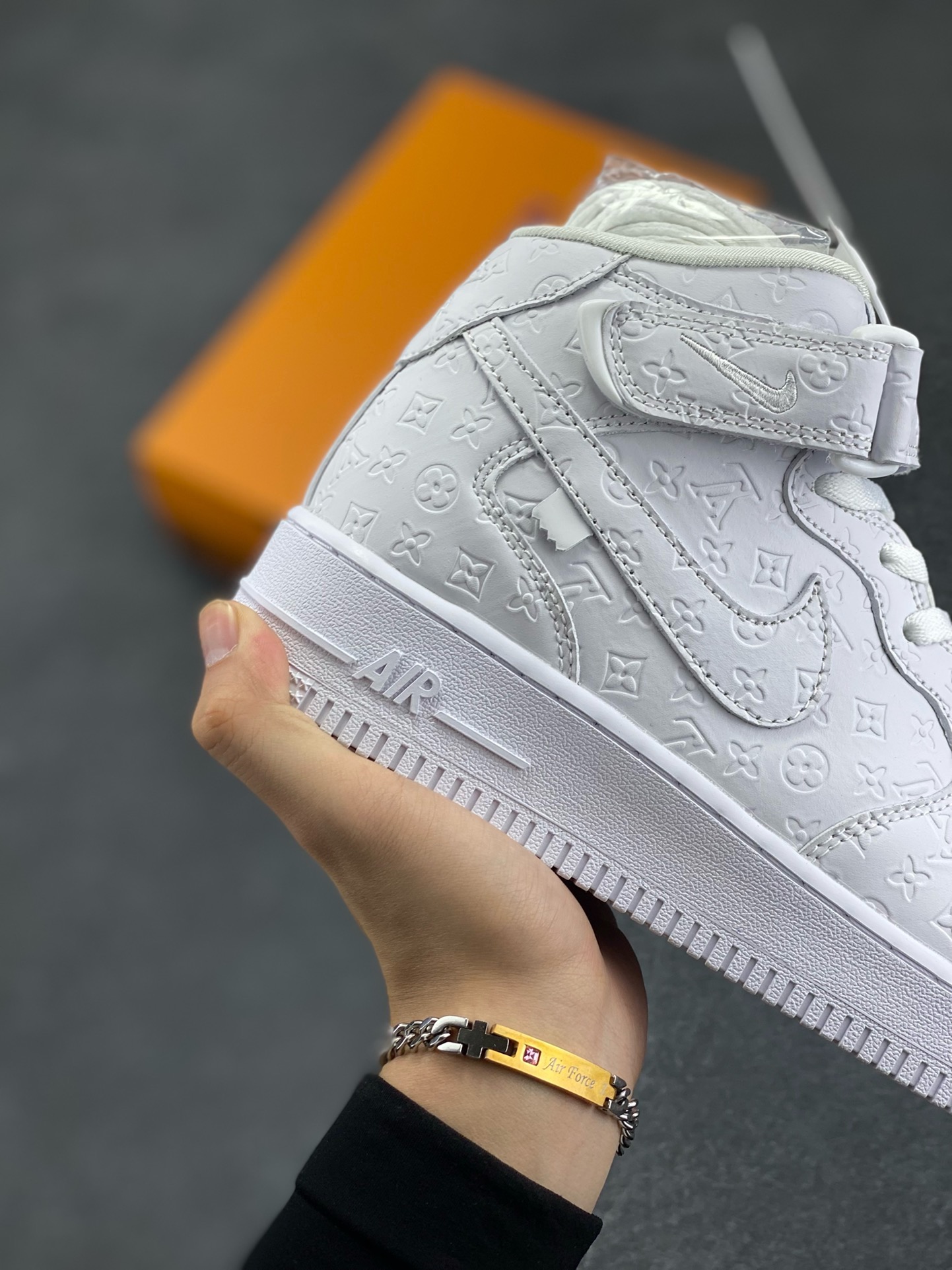图片[6]-福利特价 NIke Air Force 1 \’07 Low “LV联名–白马王子”空军一号 中帮 运动鞋 休闲鞋 折边针车 工艺难度大 原楦头原纸板 原装鞋盒 定制五金配件 内置全掌气垫 原厂鞋底 货号：DV0688-300 尺码：36 36.5 37.5 38 38.5 39 40 40.5 41 42 42.5 43 44 44.5 45-选品中心