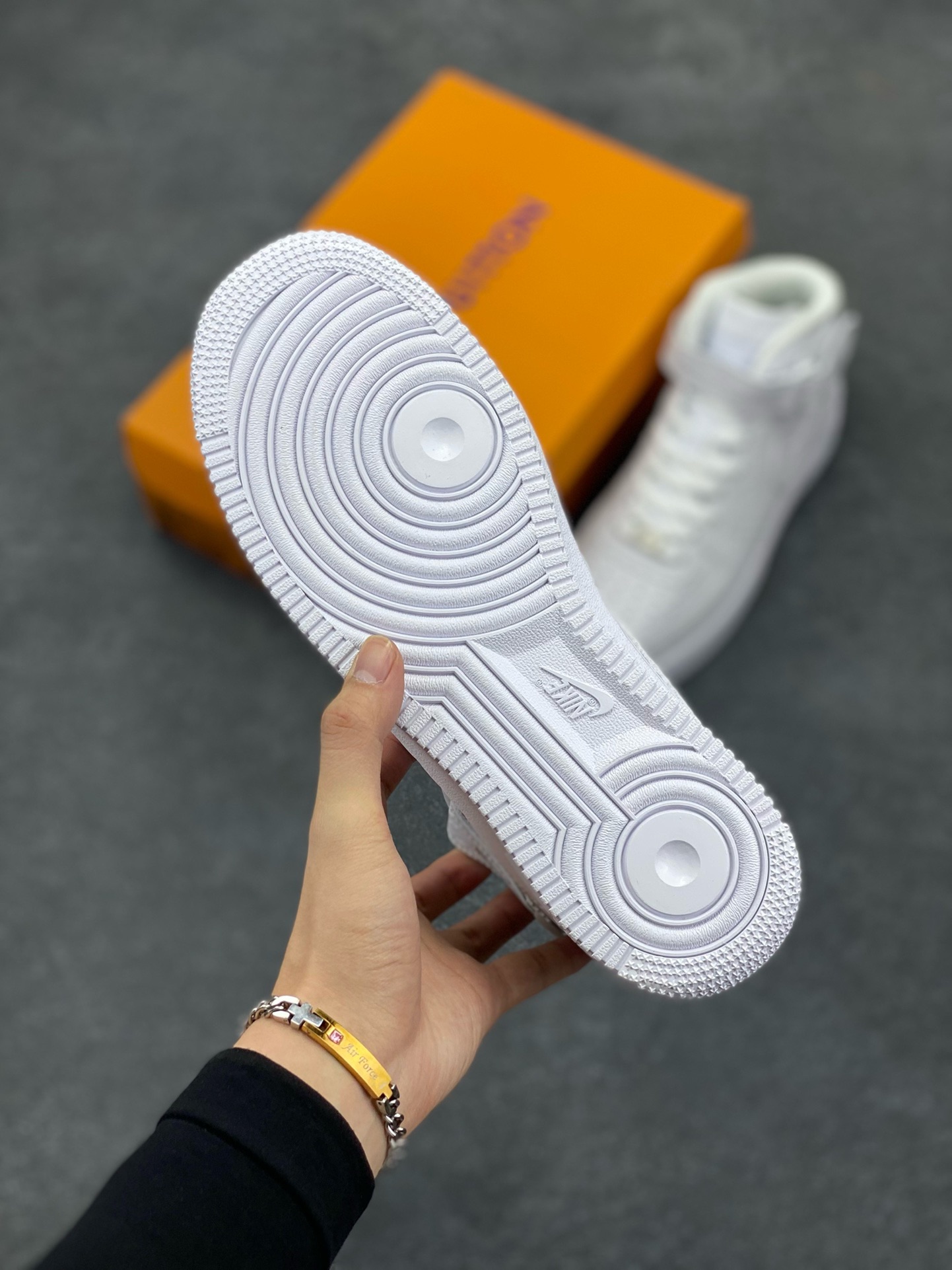 图片[5]-福利特价 NIke Air Force 1 \’07 Low “LV联名–白马王子”空军一号 中帮 运动鞋 休闲鞋 折边针车 工艺难度大 原楦头原纸板 原装鞋盒 定制五金配件 内置全掌气垫 原厂鞋底 货号：DV0688-300 尺码：36 36.5 37.5 38 38.5 39 40 40.5 41 42 42.5 43 44 44.5 45-选品中心