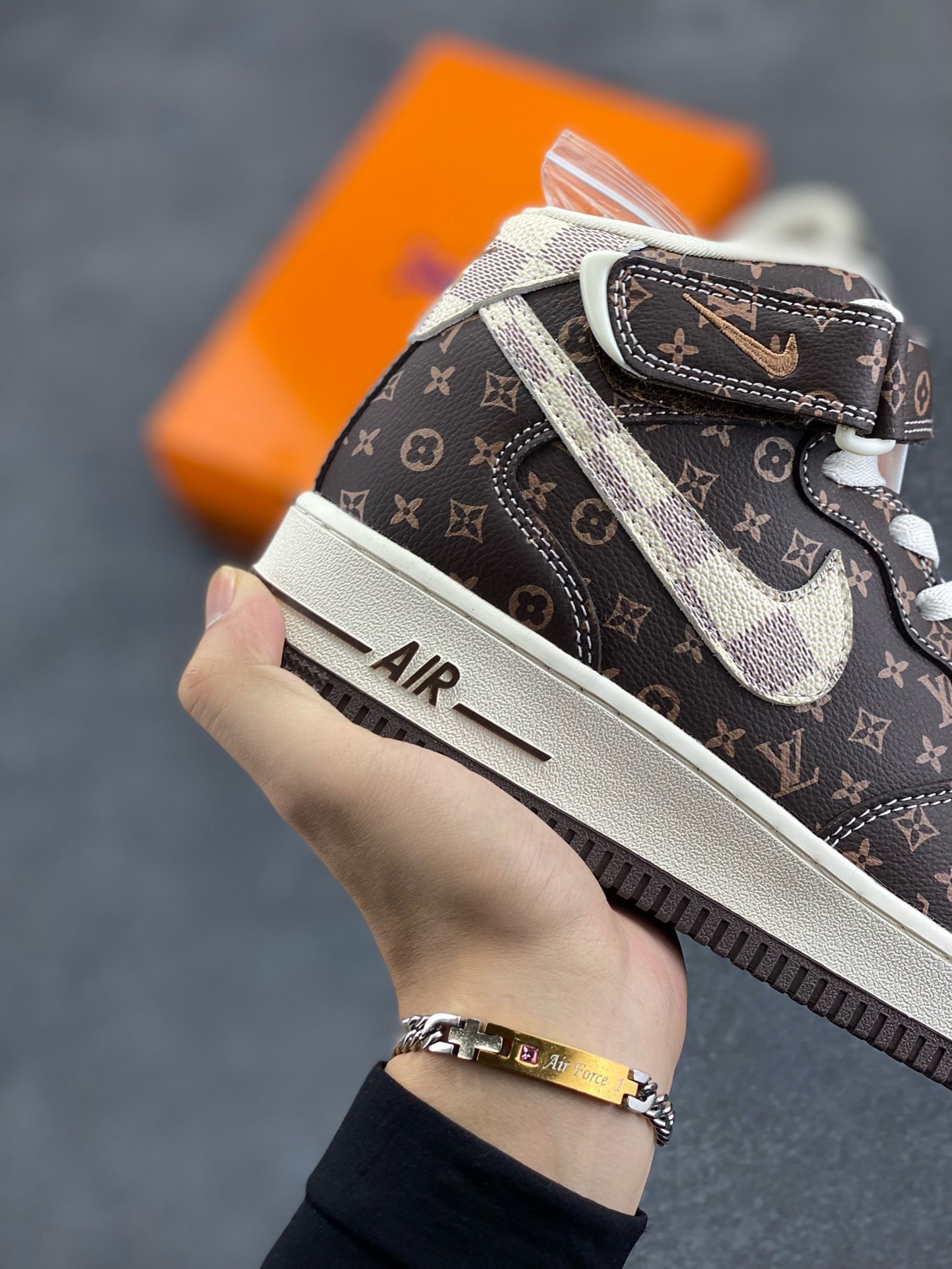图片[6]-福利特价 NIke Air Force 1 \’07 Low “LV联名–经典棕印花”空军一号 中帮 运动鞋 休闲鞋 折边针车 工艺难度大 原楦头原纸板 原装鞋盒 定制五金配件 内置全掌气垫 原厂鞋底 货号：DV0688-200 尺码：36 36.5 37.5 38 38.5 39 40 40.5 41 42 42.5 43 44 44.5 45-选品中心
