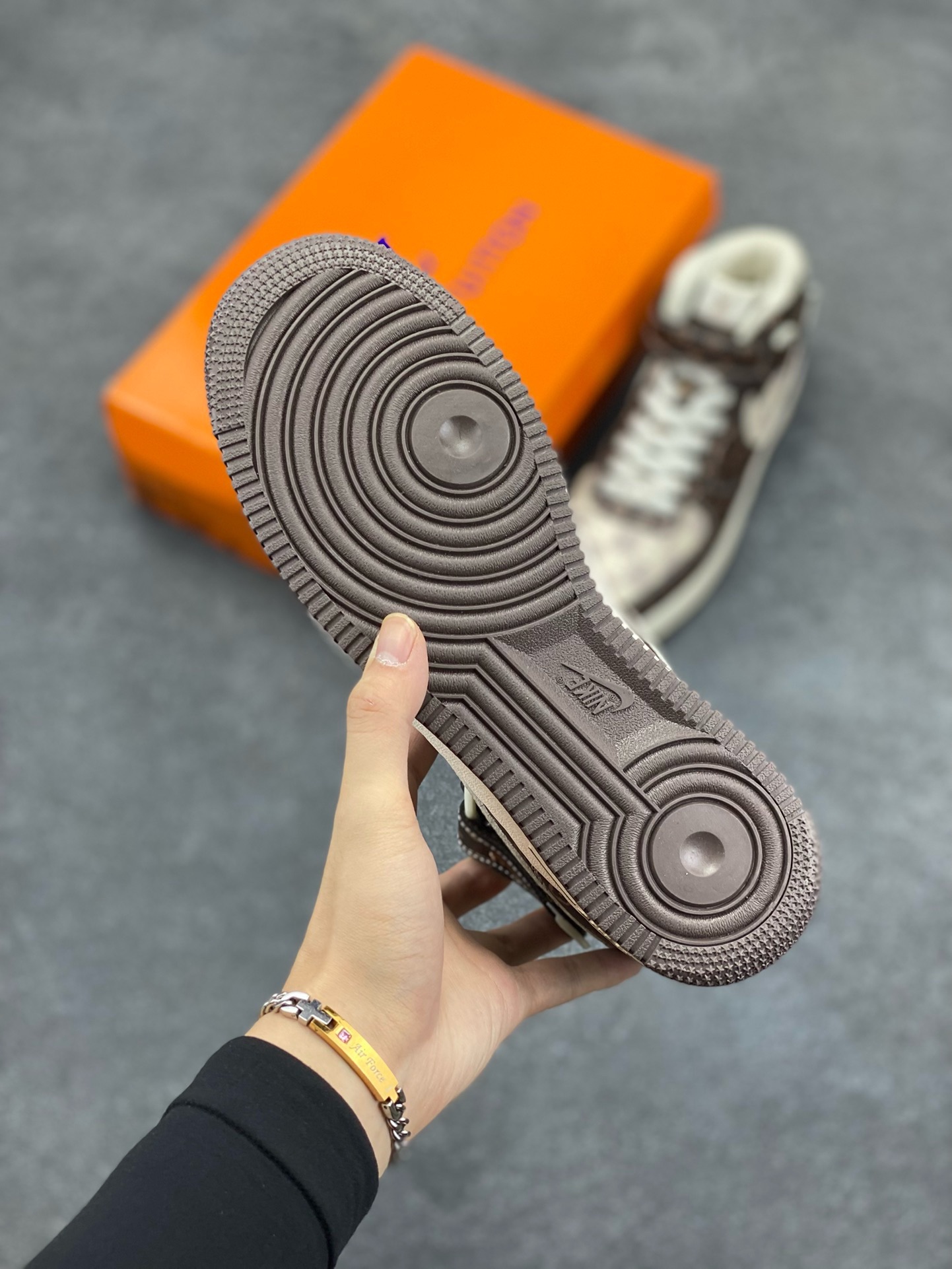 图片[5]-福利特价 NIke Air Force 1 \’07 Low “LV联名–经典棕印花”空军一号 中帮 运动鞋 休闲鞋 折边针车 工艺难度大 原楦头原纸板 原装鞋盒 定制五金配件 内置全掌气垫 原厂鞋底 货号：DV0688-200 尺码：36 36.5 37.5 38 38.5 39 40 40.5 41 42 42.5 43 44 44.5 45-选品中心
