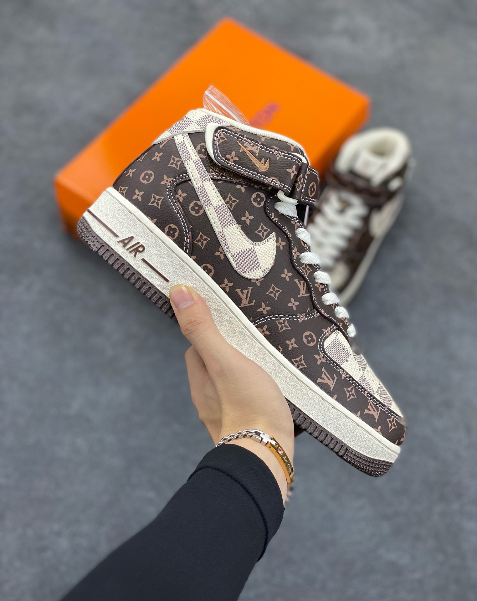 福利特价 NIke Air Force 1 \’07 Low “LV联名–经典棕印花”空军一号 中帮 运动鞋 休闲鞋 折边针车 工艺难度大 原楦头原纸板 原装鞋盒 定制五金配件 内置全掌气垫 原厂鞋底 货号:DV0688-200 尺码:36 36.5 37.5 38 38.5 39 40 40.5 41 42 42.5 43 44 44.5 45-选品中心