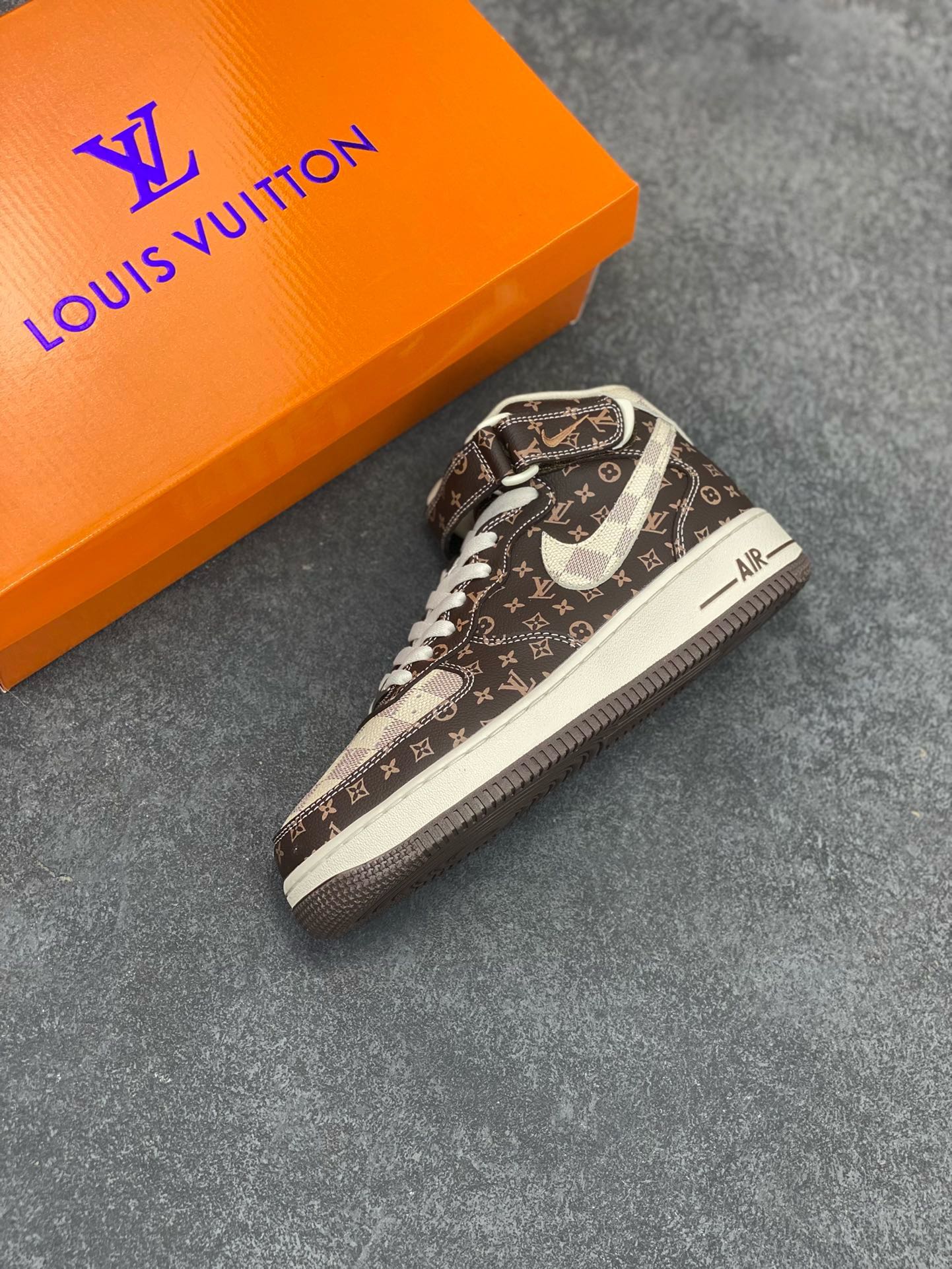 图片[7]-福利特价 NIke Air Force 1 \’07 Low “LV联名–经典棕印花”空军一号 中帮 运动鞋 休闲鞋 折边针车 工艺难度大 原楦头原纸板 原装鞋盒 定制五金配件 内置全掌气垫 原厂鞋底 货号：DV0688-200 尺码：36 36.5 37.5 38 38.5 39 40 40.5 41 42 42.5 43 44 44.5 45-选品中心