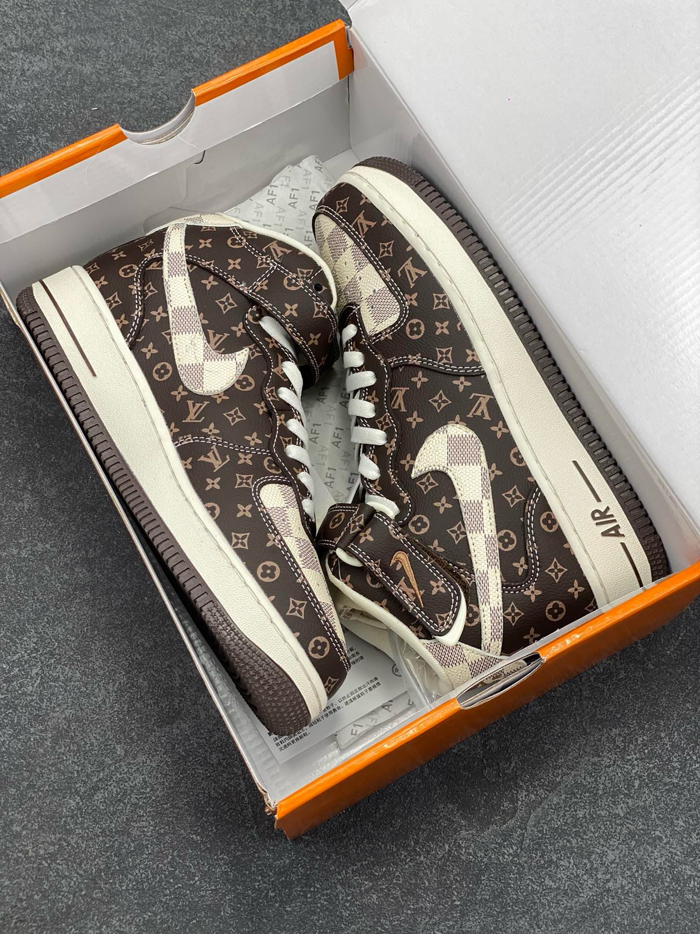 图片[9]-福利特价 NIke Air Force 1 \’07 Low “LV联名–经典棕印花”空军一号 中帮 运动鞋 休闲鞋 折边针车 工艺难度大 原楦头原纸板 原装鞋盒 定制五金配件 内置全掌气垫 原厂鞋底 货号：DV0688-200 尺码：36 36.5 37.5 38 38.5 39 40 40.5 41 42 42.5 43 44 44.5 45-选品中心