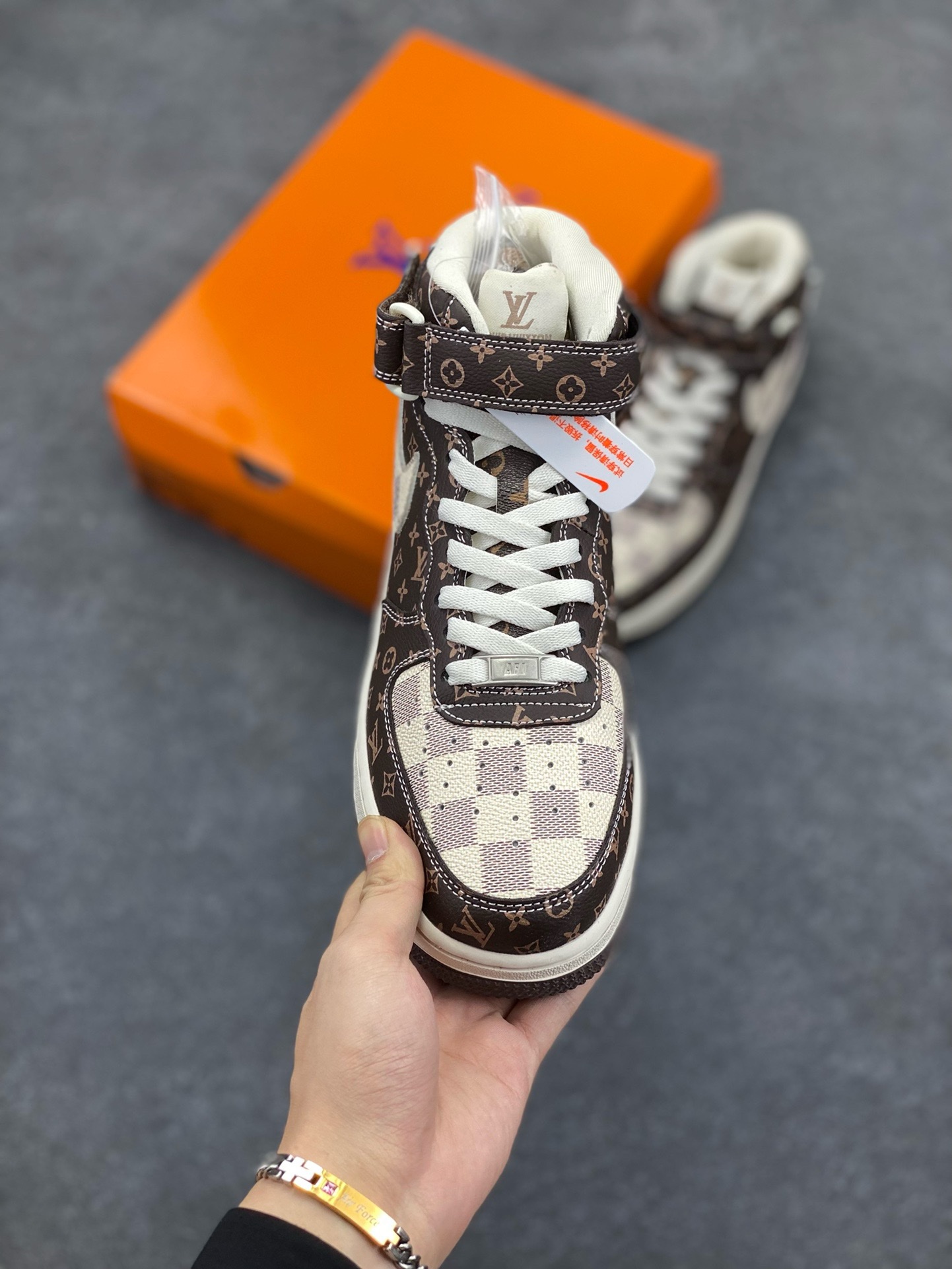 图片[2]-福利特价 NIke Air Force 1 \’07 Low “LV联名–经典棕印花”空军一号 中帮 运动鞋 休闲鞋 折边针车 工艺难度大 原楦头原纸板 原装鞋盒 定制五金配件 内置全掌气垫 原厂鞋底 货号：DV0688-200 尺码：36 36.5 37.5 38 38.5 39 40 40.5 41 42 42.5 43 44 44.5 45-选品中心