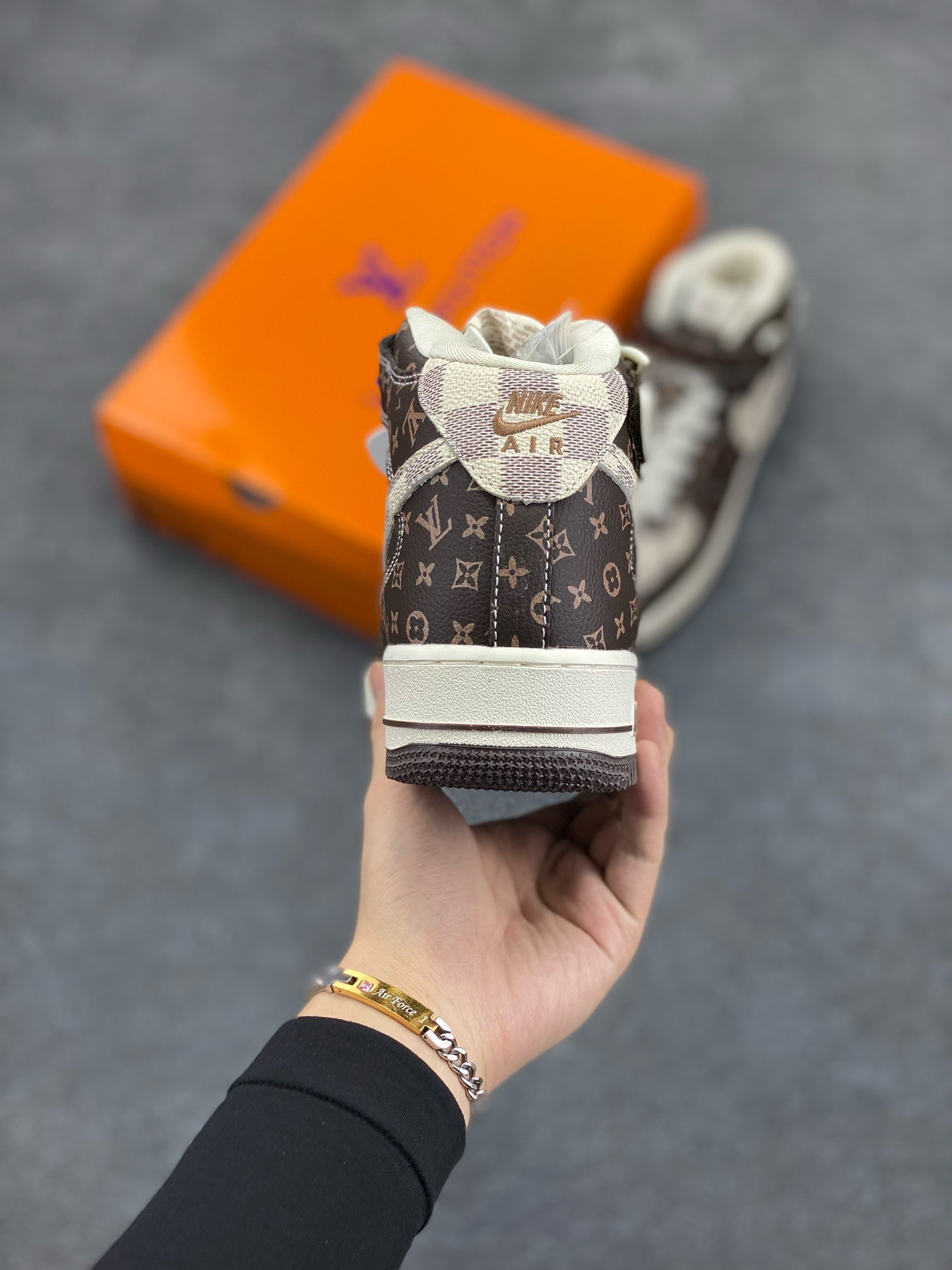 图片[4]-福利特价 NIke Air Force 1 \’07 Low “LV联名–经典棕印花”空军一号 中帮 运动鞋 休闲鞋 折边针车 工艺难度大 原楦头原纸板 原装鞋盒 定制五金配件 内置全掌气垫 原厂鞋底 货号：DV0688-200 尺码：36 36.5 37.5 38 38.5 39 40 40.5 41 42 42.5 43 44 44.5 45-选品中心
