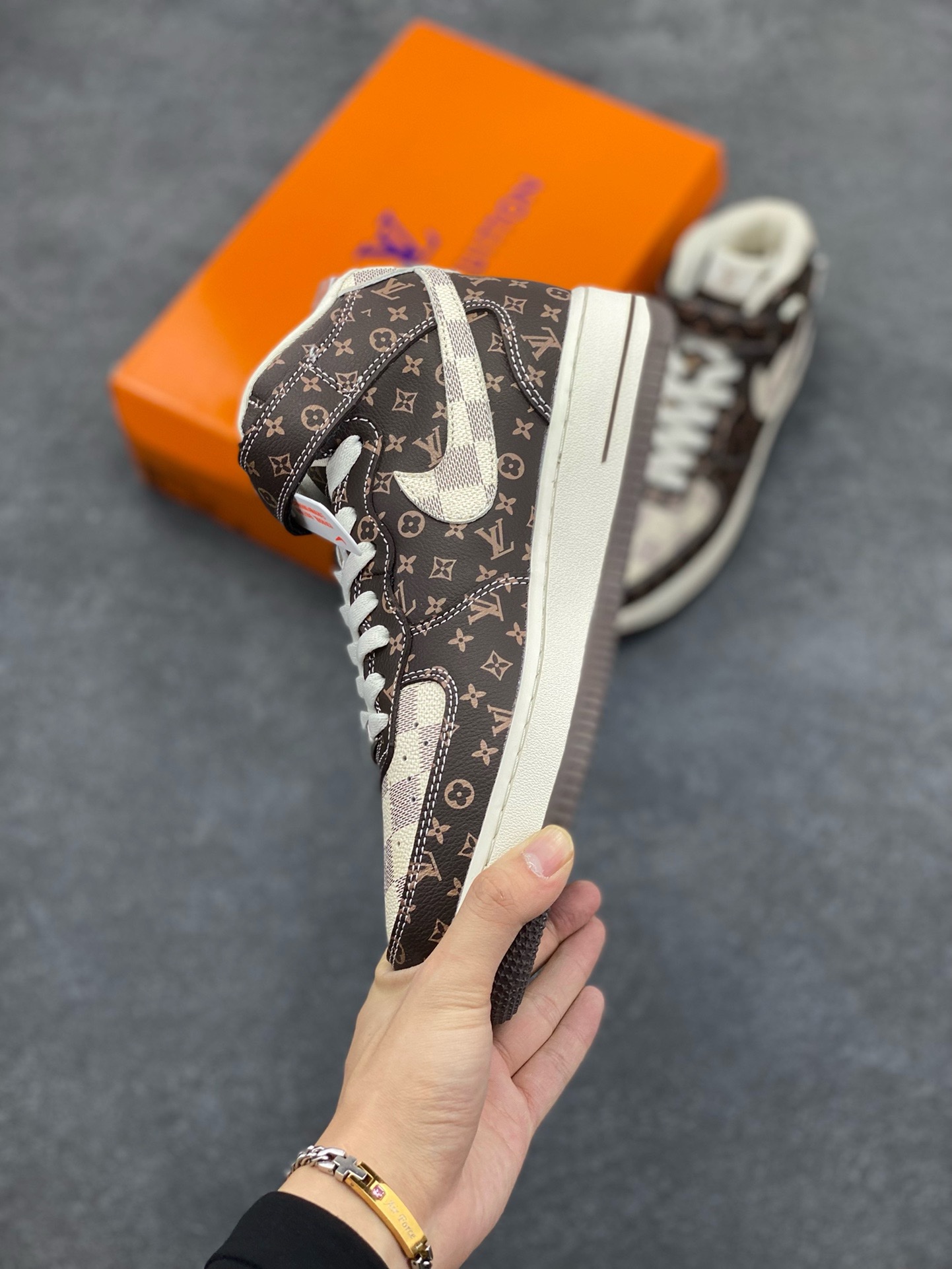 图片[3]-福利特价 NIke Air Force 1 \’07 Low “LV联名–经典棕印花”空军一号 中帮 运动鞋 休闲鞋 折边针车 工艺难度大 原楦头原纸板 原装鞋盒 定制五金配件 内置全掌气垫 原厂鞋底 货号：DV0688-200 尺码：36 36.5 37.5 38 38.5 39 40 40.5 41 42 42.5 43 44 44.5 45-选品中心