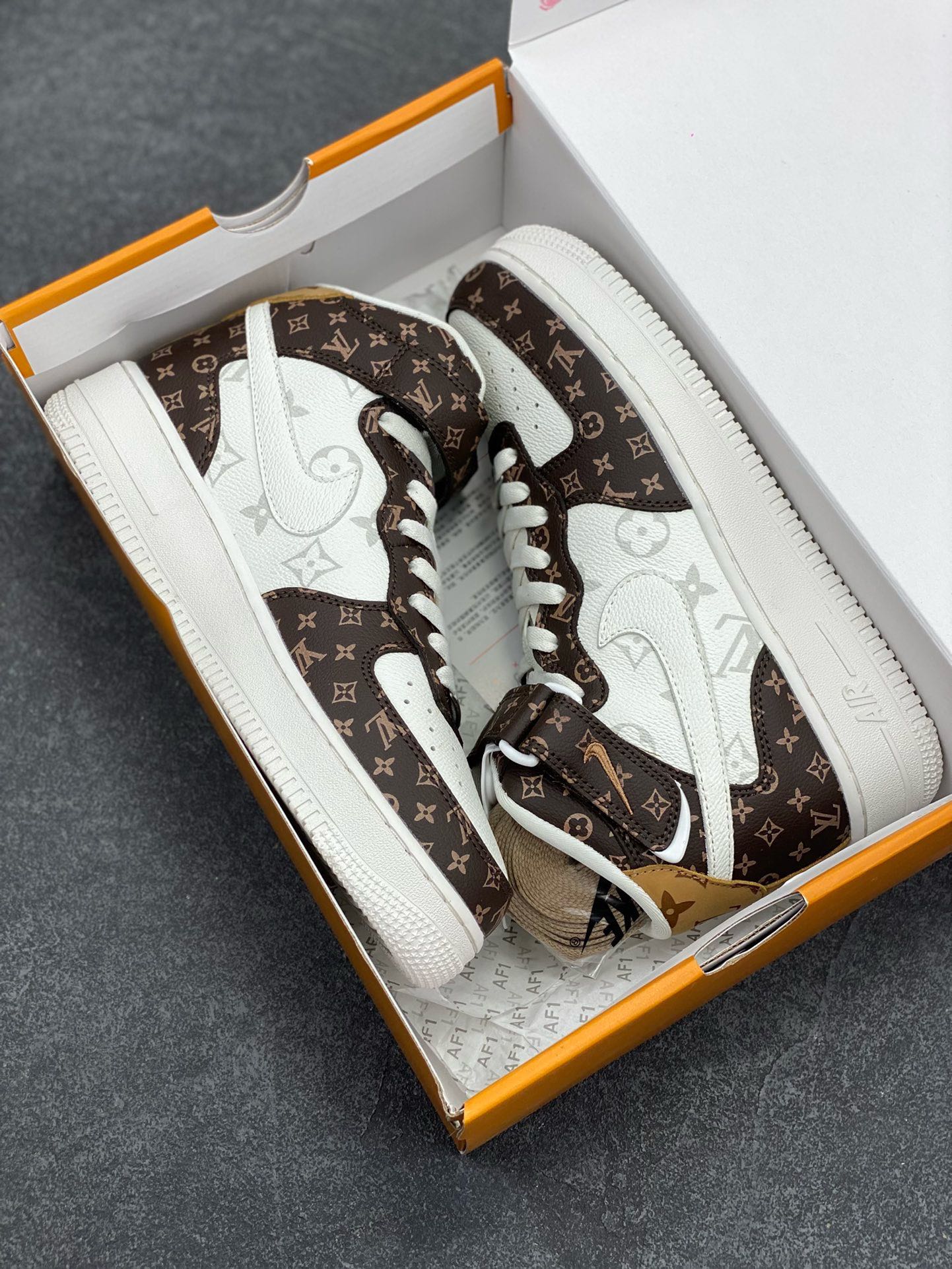 图片[9]-福利特价 NIke Air Force 1 \’07 Low “LV联名–米白棕印花”空军一号 中帮 运动鞋 休闲鞋 折边针车 工艺难度大 原楦头原纸板 原装鞋盒 定制五金配件 内置全掌气垫 原厂鞋底 货号：DV0688-100 尺码：36 36.5 37.5 38 38.5 39 40 40.5 41 42 42.5 43 44 44.5 45-选品中心