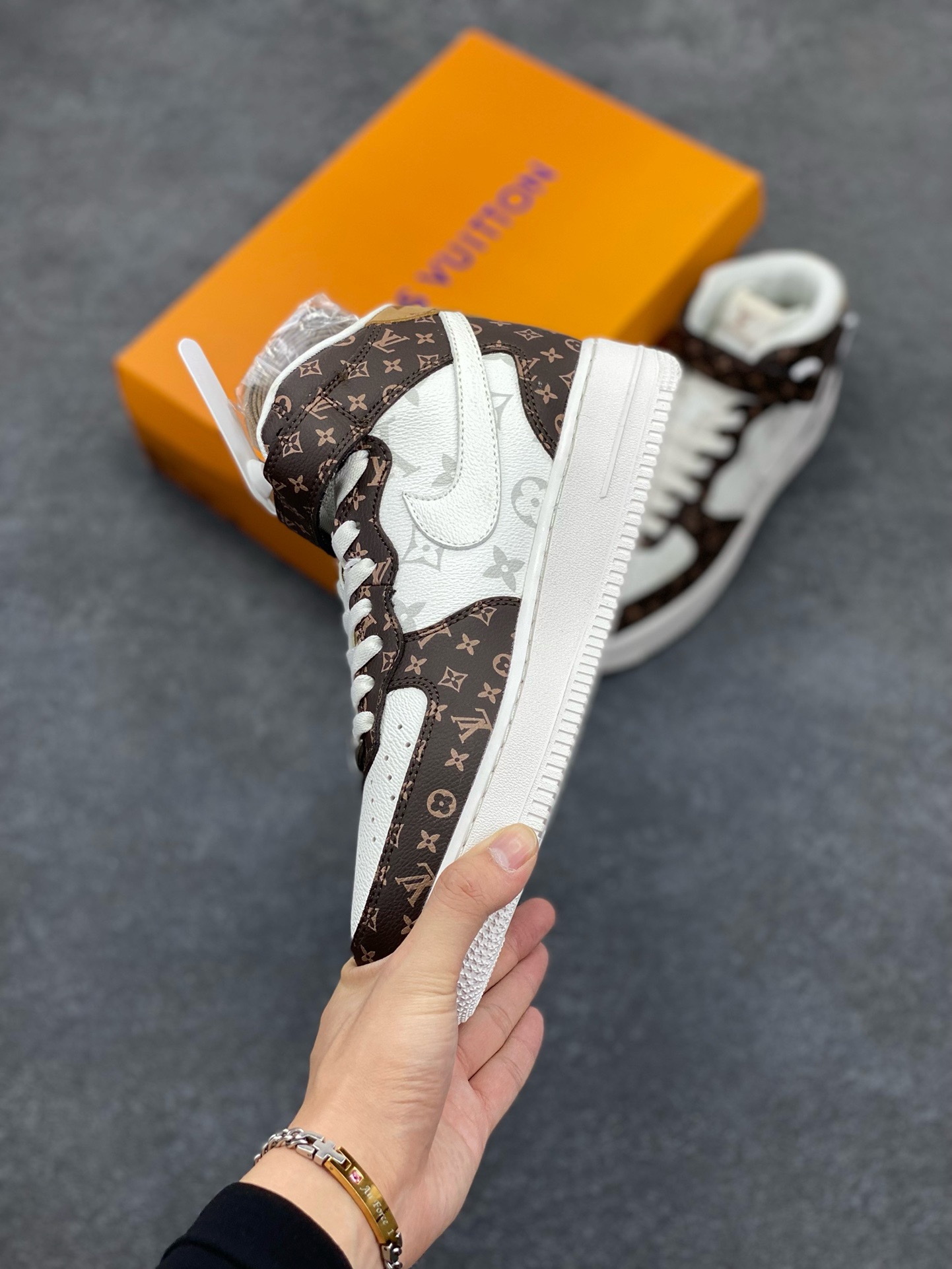 图片[3]-福利特价 NIke Air Force 1 \’07 Low “LV联名–米白棕印花”空军一号 中帮 运动鞋 休闲鞋 折边针车 工艺难度大 原楦头原纸板 原装鞋盒 定制五金配件 内置全掌气垫 原厂鞋底 货号：DV0688-100 尺码：36 36.5 37.5 38 38.5 39 40 40.5 41 42 42.5 43 44 44.5 45-选品中心