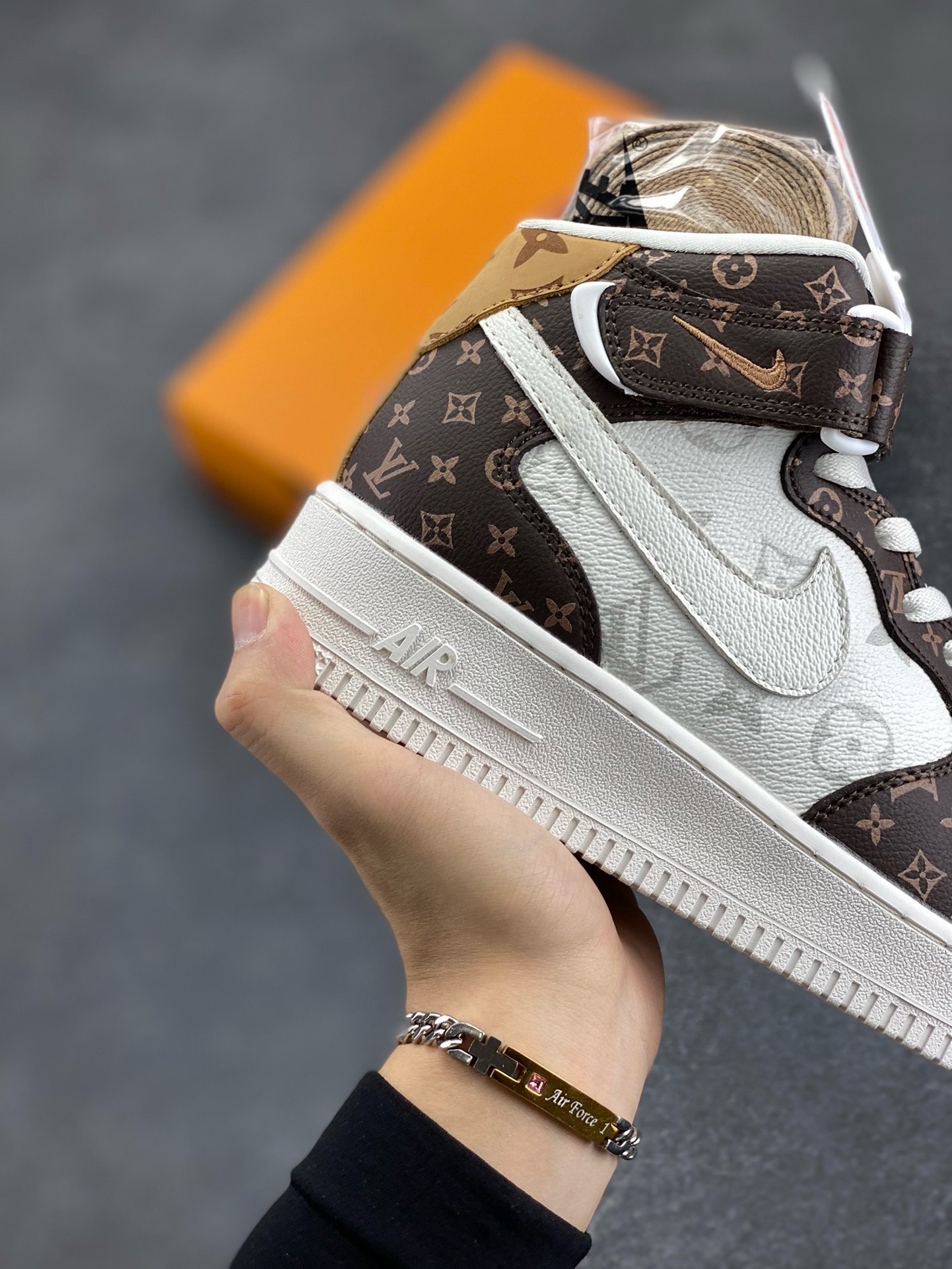 图片[6]-福利特价 NIke Air Force 1 \’07 Low “LV联名–米白棕印花”空军一号 中帮 运动鞋 休闲鞋 折边针车 工艺难度大 原楦头原纸板 原装鞋盒 定制五金配件 内置全掌气垫 原厂鞋底 货号：DV0688-100 尺码：36 36.5 37.5 38 38.5 39 40 40.5 41 42 42.5 43 44 44.5 45-选品中心
