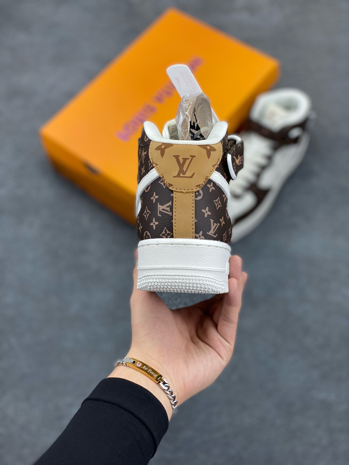 图片[4]-福利特价 NIke Air Force 1 \’07 Low “LV联名–米白棕印花”空军一号 中帮 运动鞋 休闲鞋 折边针车 工艺难度大 原楦头原纸板 原装鞋盒 定制五金配件 内置全掌气垫 原厂鞋底 货号：DV0688-100 尺码：36 36.5 37.5 38 38.5 39 40 40.5 41 42 42.5 43 44 44.5 45-选品中心