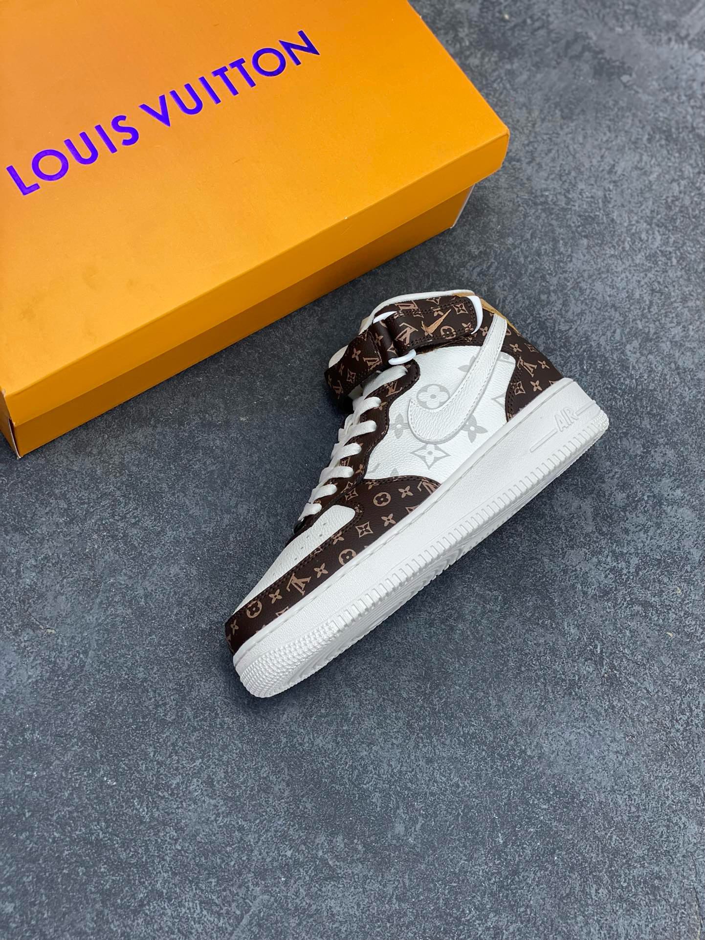 图片[7]-福利特价 NIke Air Force 1 \’07 Low “LV联名–米白棕印花”空军一号 中帮 运动鞋 休闲鞋 折边针车 工艺难度大 原楦头原纸板 原装鞋盒 定制五金配件 内置全掌气垫 原厂鞋底 货号：DV0688-100 尺码：36 36.5 37.5 38 38.5 39 40 40.5 41 42 42.5 43 44 44.5 45-选品中心