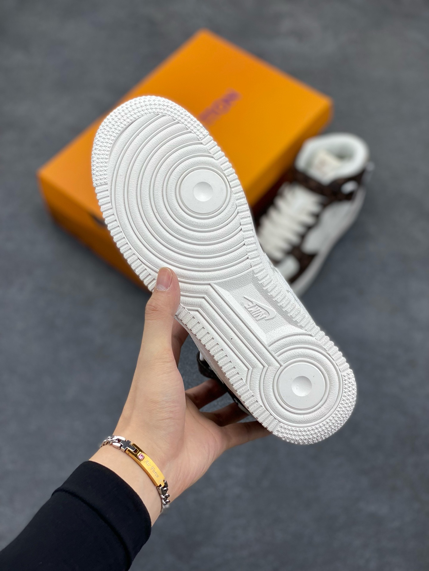 图片[5]-福利特价 NIke Air Force 1 \’07 Low “LV联名–米白棕印花”空军一号 中帮 运动鞋 休闲鞋 折边针车 工艺难度大 原楦头原纸板 原装鞋盒 定制五金配件 内置全掌气垫 原厂鞋底 货号：DV0688-100 尺码：36 36.5 37.5 38 38.5 39 40 40.5 41 42 42.5 43 44 44.5 45-选品中心