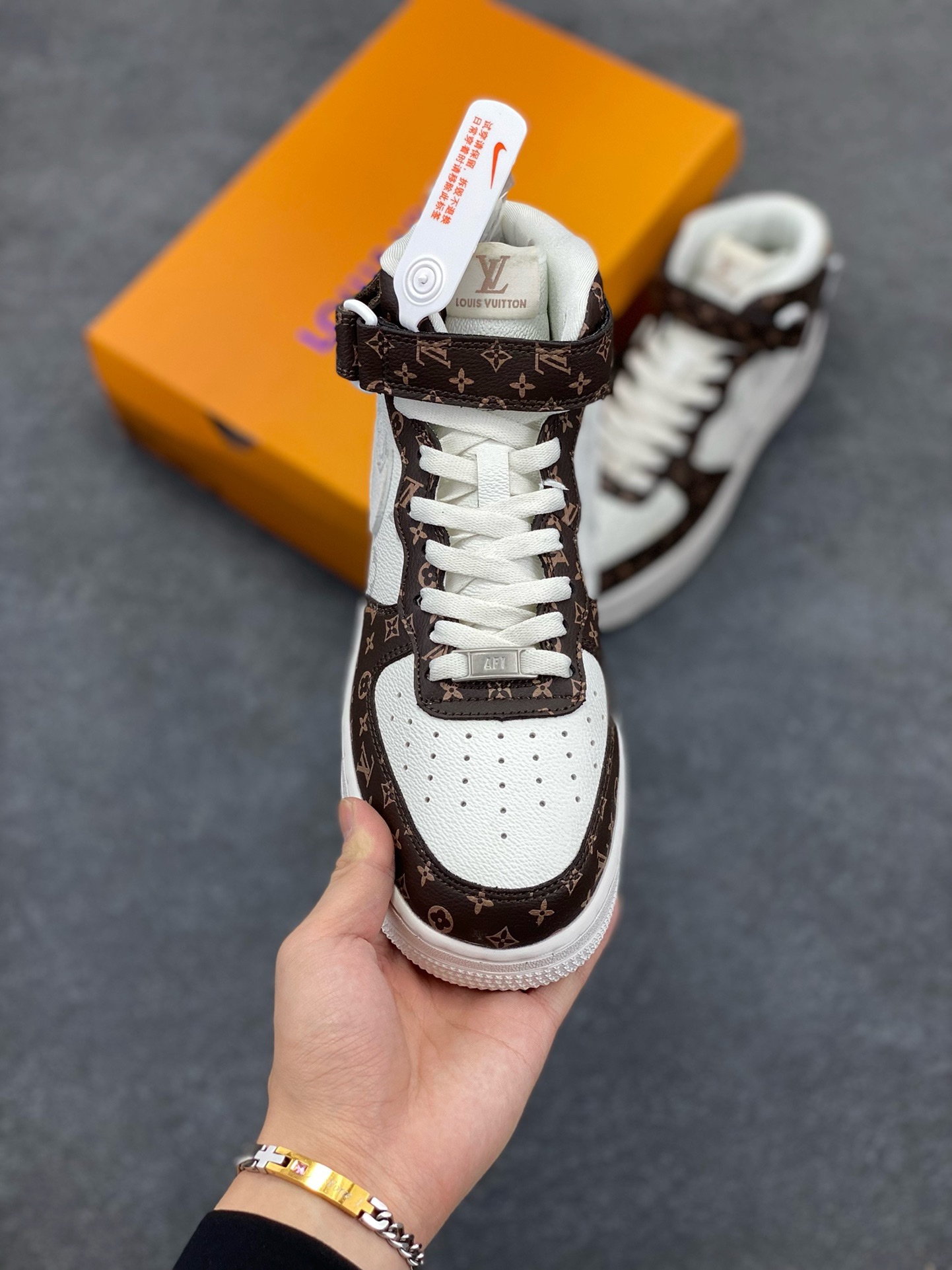 图片[2]-福利特价 NIke Air Force 1 \’07 Low “LV联名–米白棕印花”空军一号 中帮 运动鞋 休闲鞋 折边针车 工艺难度大 原楦头原纸板 原装鞋盒 定制五金配件 内置全掌气垫 原厂鞋底 货号：DV0688-100 尺码：36 36.5 37.5 38 38.5 39 40 40.5 41 42 42.5 43 44 44.5 45-选品中心